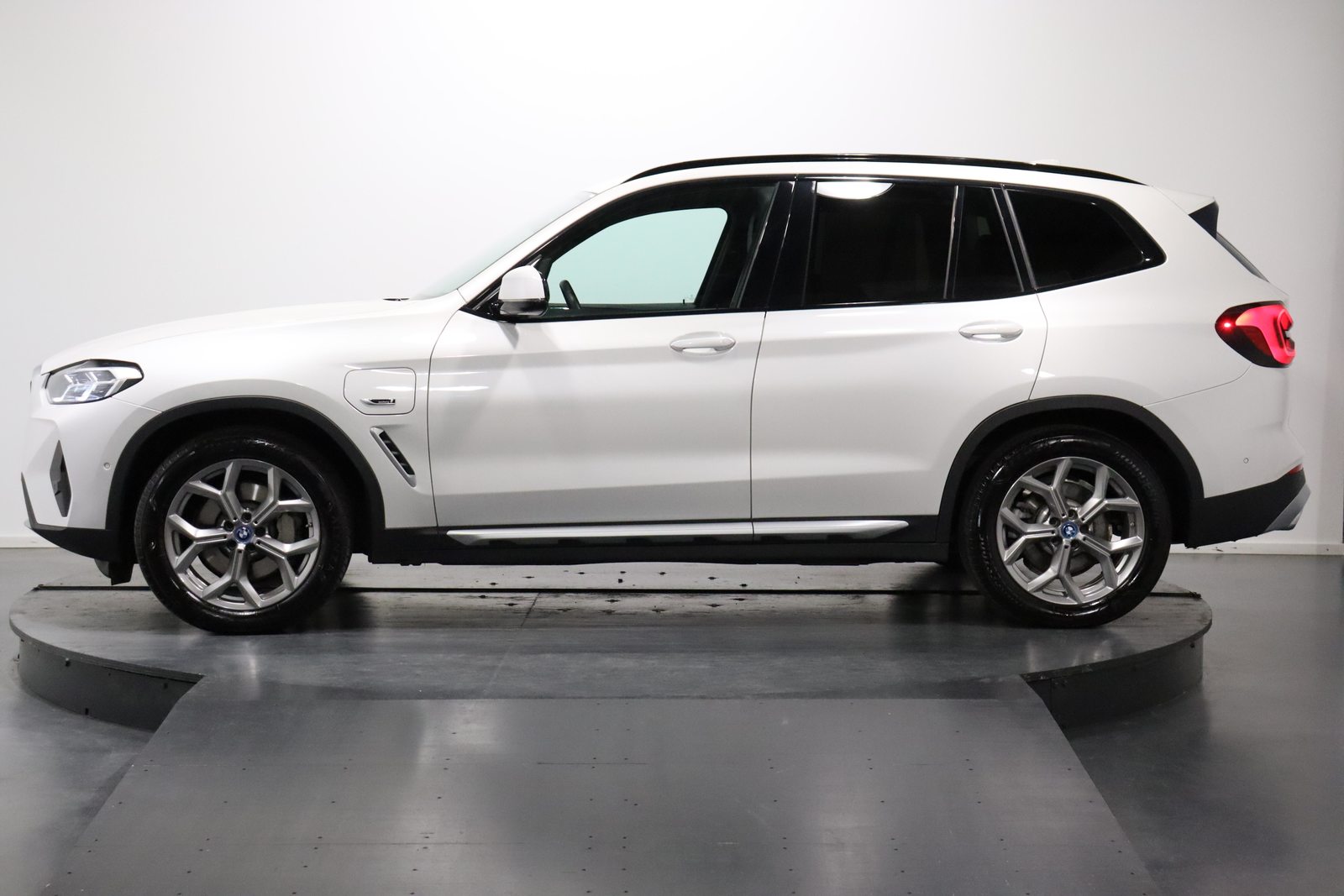 BMW X3 30e xDrive, Plug-in-Hybrid Petrol/Electric, Second hand / Used, Automatic - 3
