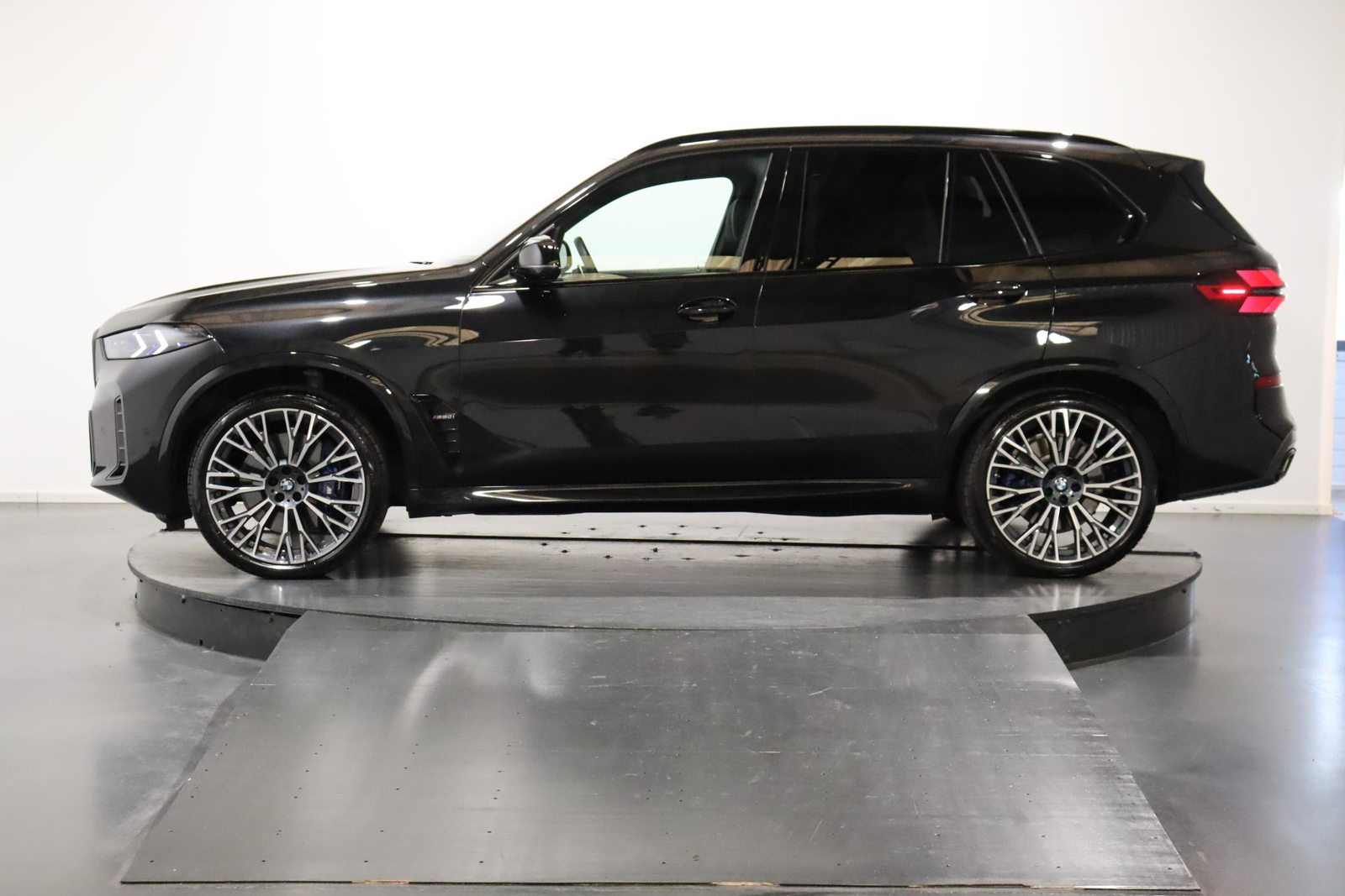 BMW X5 M60i xDrive, Mild-Hybrid Petrol/Electric, Second hand / Used, Automatic - 2