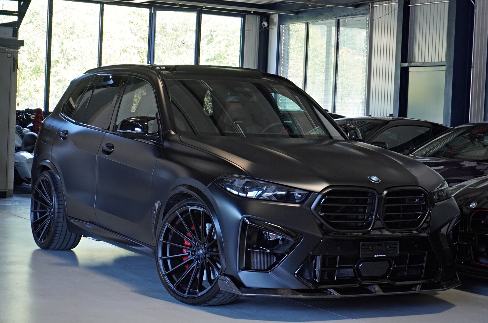 BMW X5M Competition // FROZEN BLACK // WHEELFORCE WHEELS 23