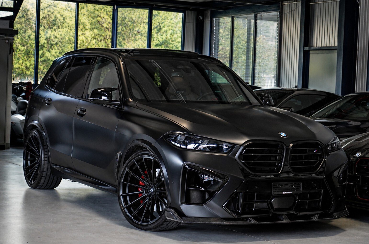 BMW X5M Competition // FROZEN BLACK // WHEELFORCE WHEELS 23
