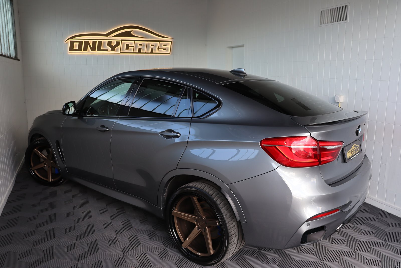BMW X6 M50D STEPTRONIC ** TIEFERGELEGT ** AVERSUS FELGEN **, Diesel, Second hand / Used, Automatic - 7