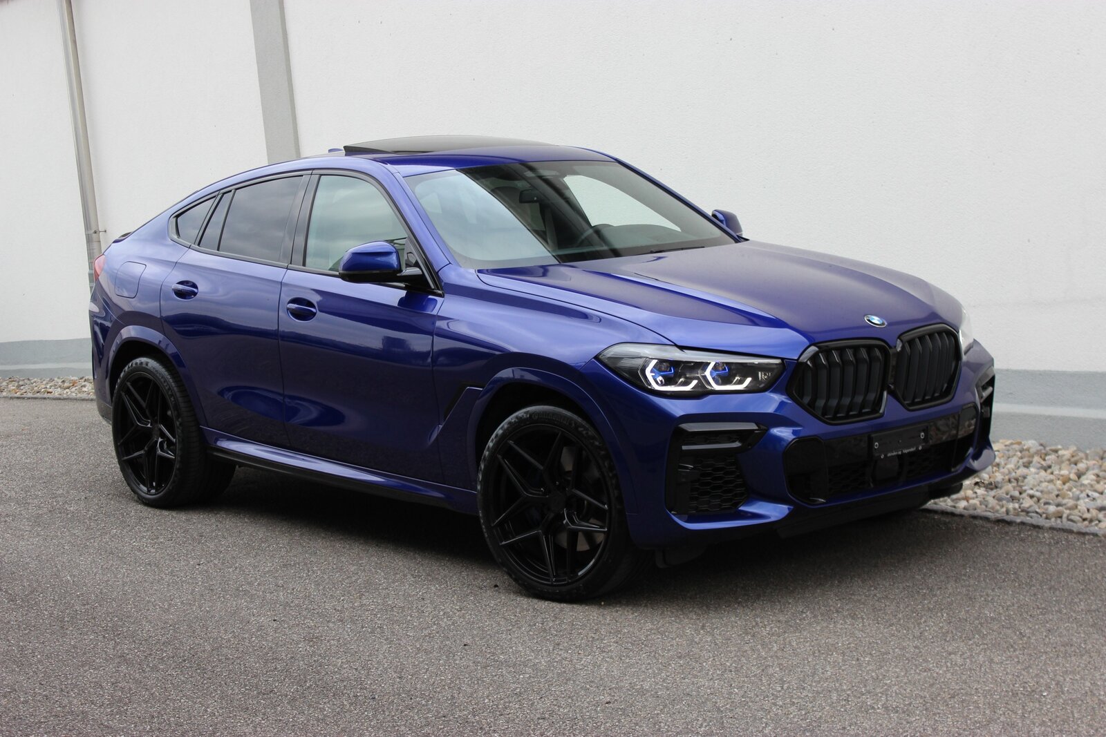 BMW X6 M50i INDIVIDUAL *SAN MARINO BLAU* 1.88-LEASINGAKTION
