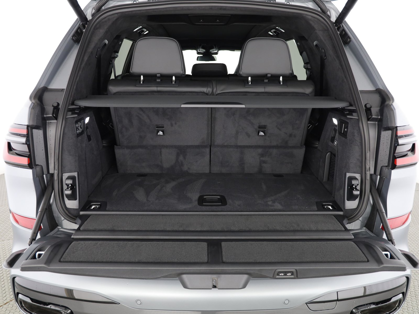 BMW X7 40i, Mild-Hybrid Petrol/Electric, New car, Automatic - 7