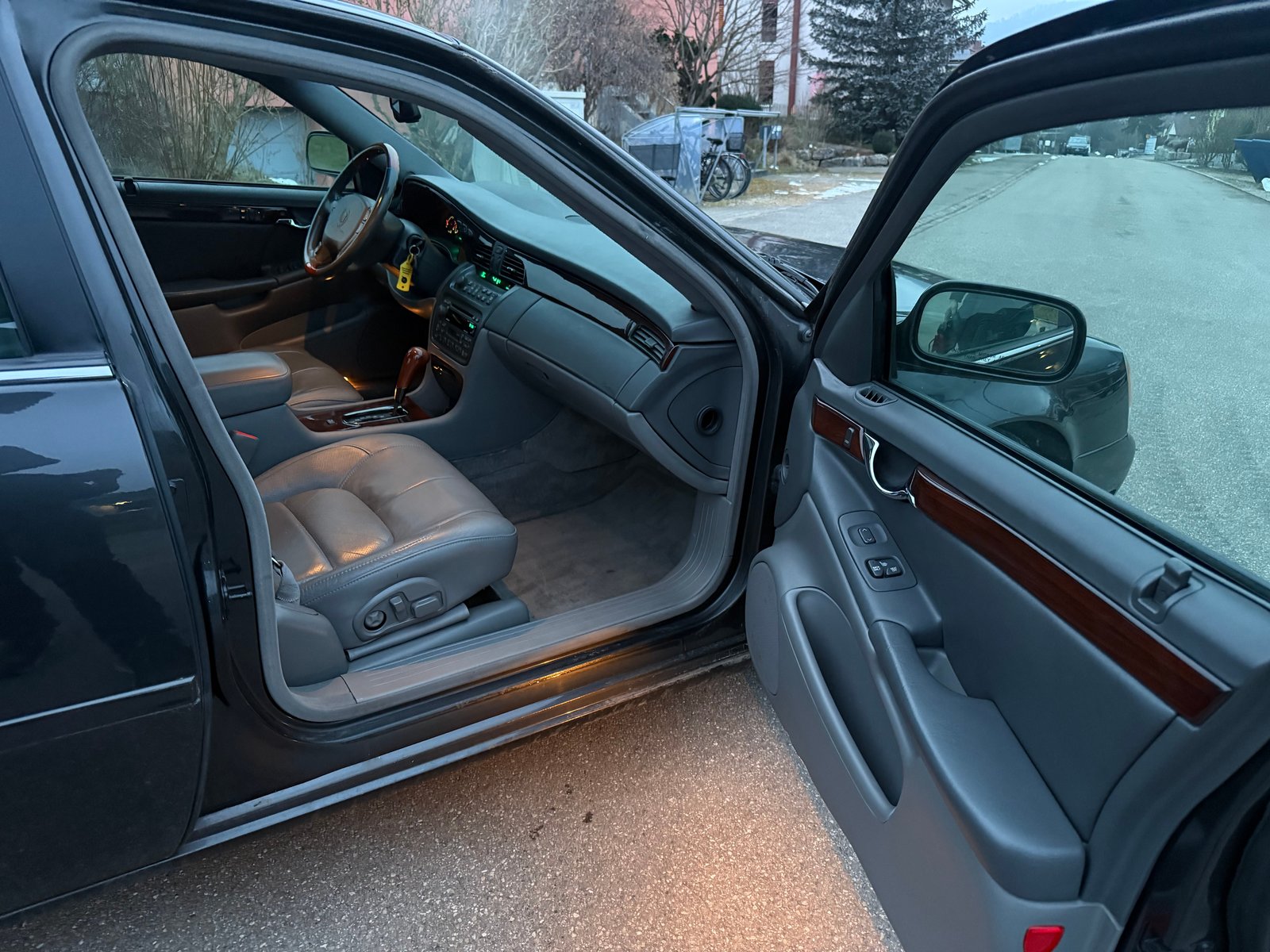 CADILLAC DTS, Benzin, Occasion / Gebraucht, Automatik - 7