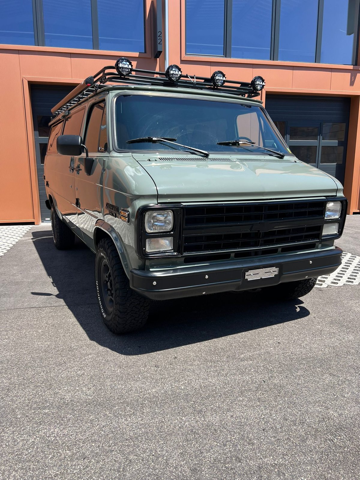 CHEVROLET Chevy Van - 5.7 V8