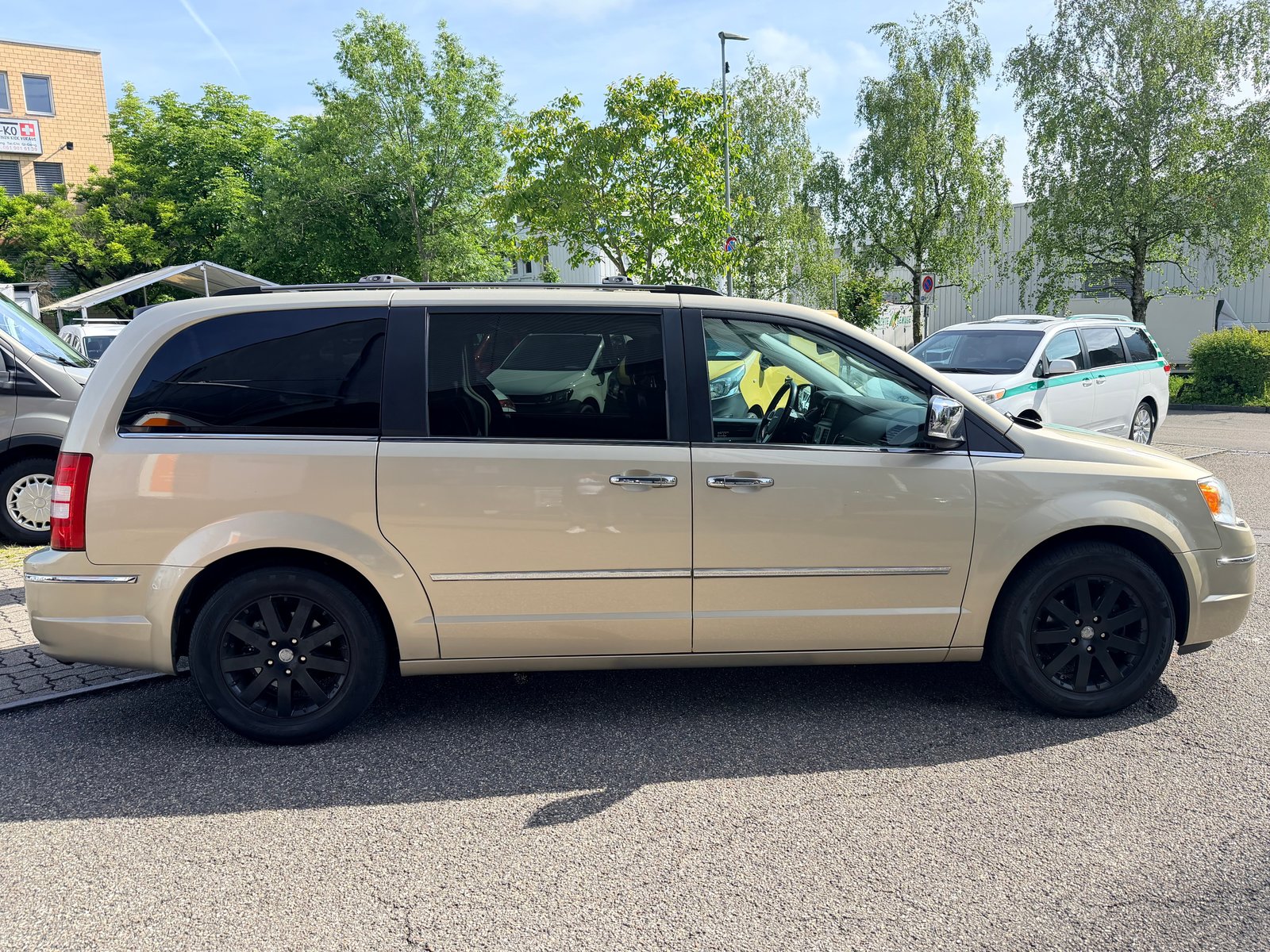 CHRYSLER Grand Voyager 3.8 Limited Automatic, Petrol, Second hand / Used, Automatic - 2