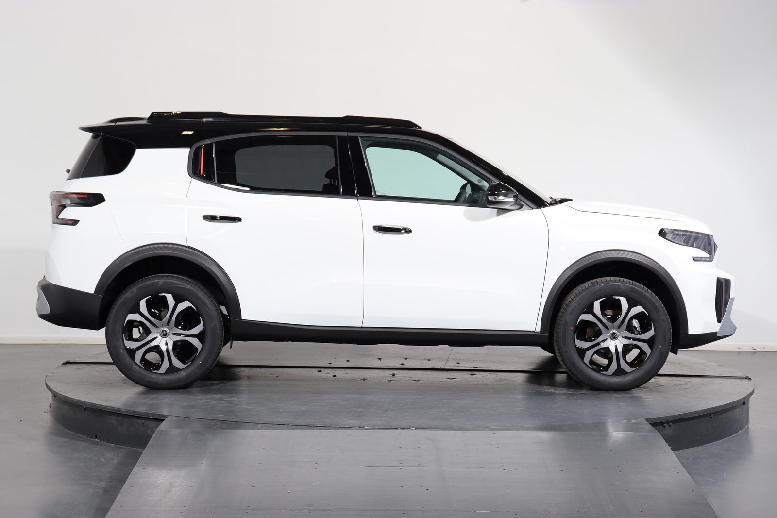 CITROEN C3 Aircross 1.2 Hybrid Plus, Mild-Hybrid Petrol/Electric, New car, Automatic - 2