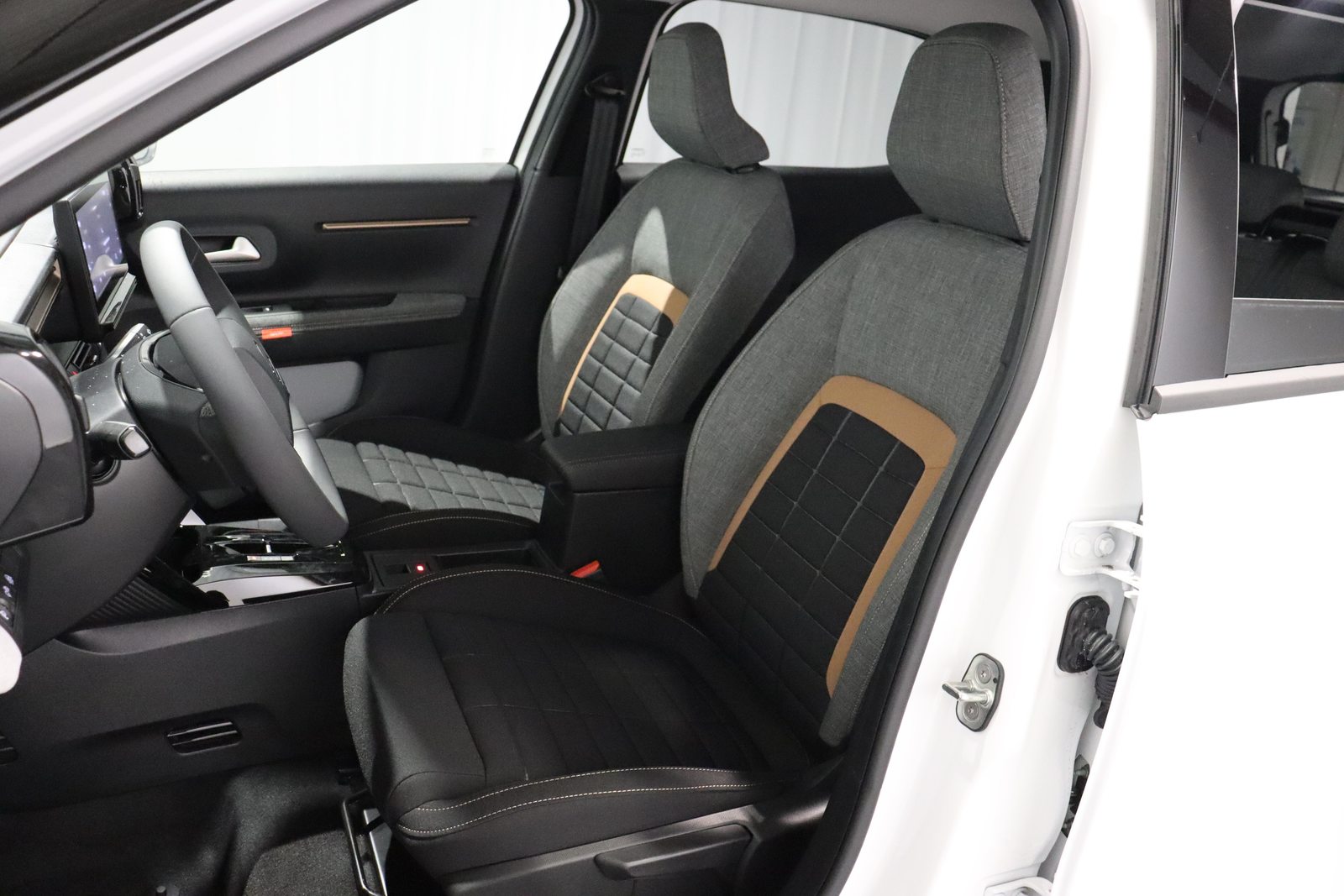 CITROEN C3 Aircross 1.2 Hybrid Plus, Mild-Hybrid Petrol/Electric, New car, Automatic - 4