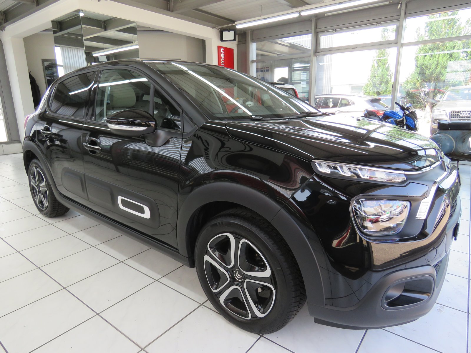 CITROEN C3 1.2i PureTech Swiss Edition EAT6, Petrol, Second hand / Used, Automatic - 3