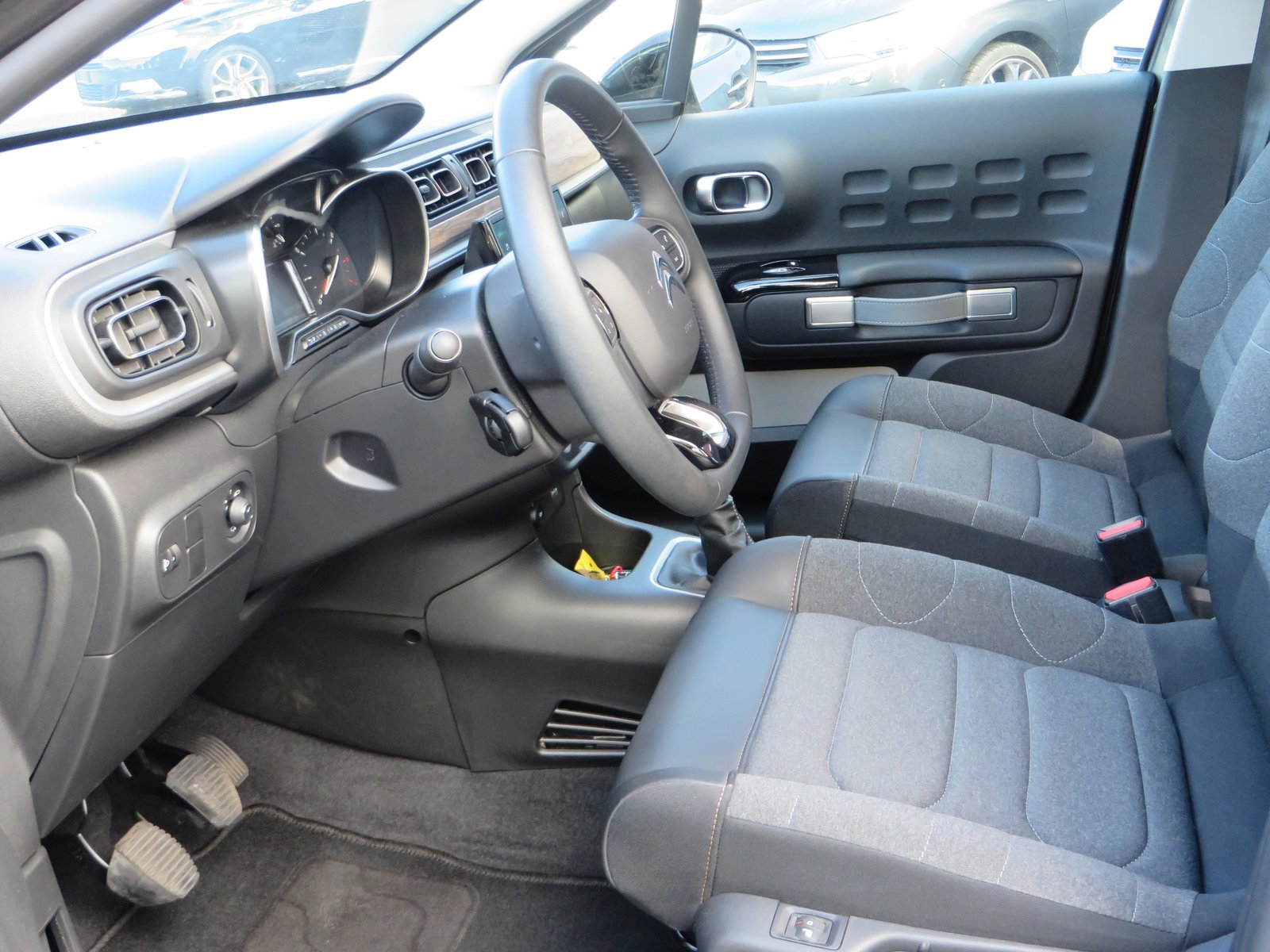 CITROEN C3 1.2i PureTech Shine EAT6, Petrol, Second hand / Used, Automatic - 6