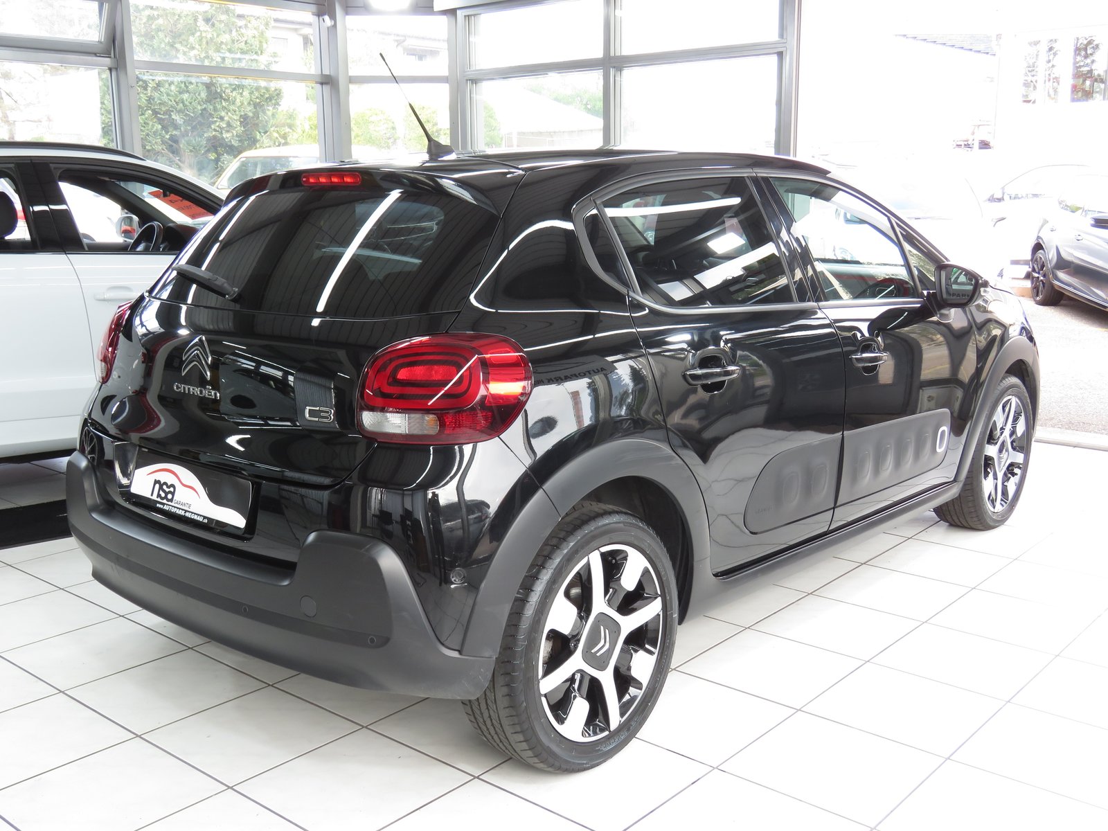 CITROEN C3 1.2i PureTech Shine EAT6, Petrol, Second hand / Used, Automatic - 4