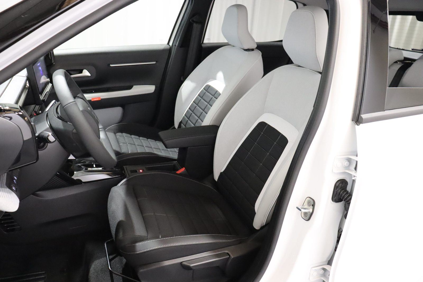 CITROEN C3 1.2 Hybrid Edition Tricolore, Mild-Hybrid Petrol/Electric, New car, Automatic - 4
