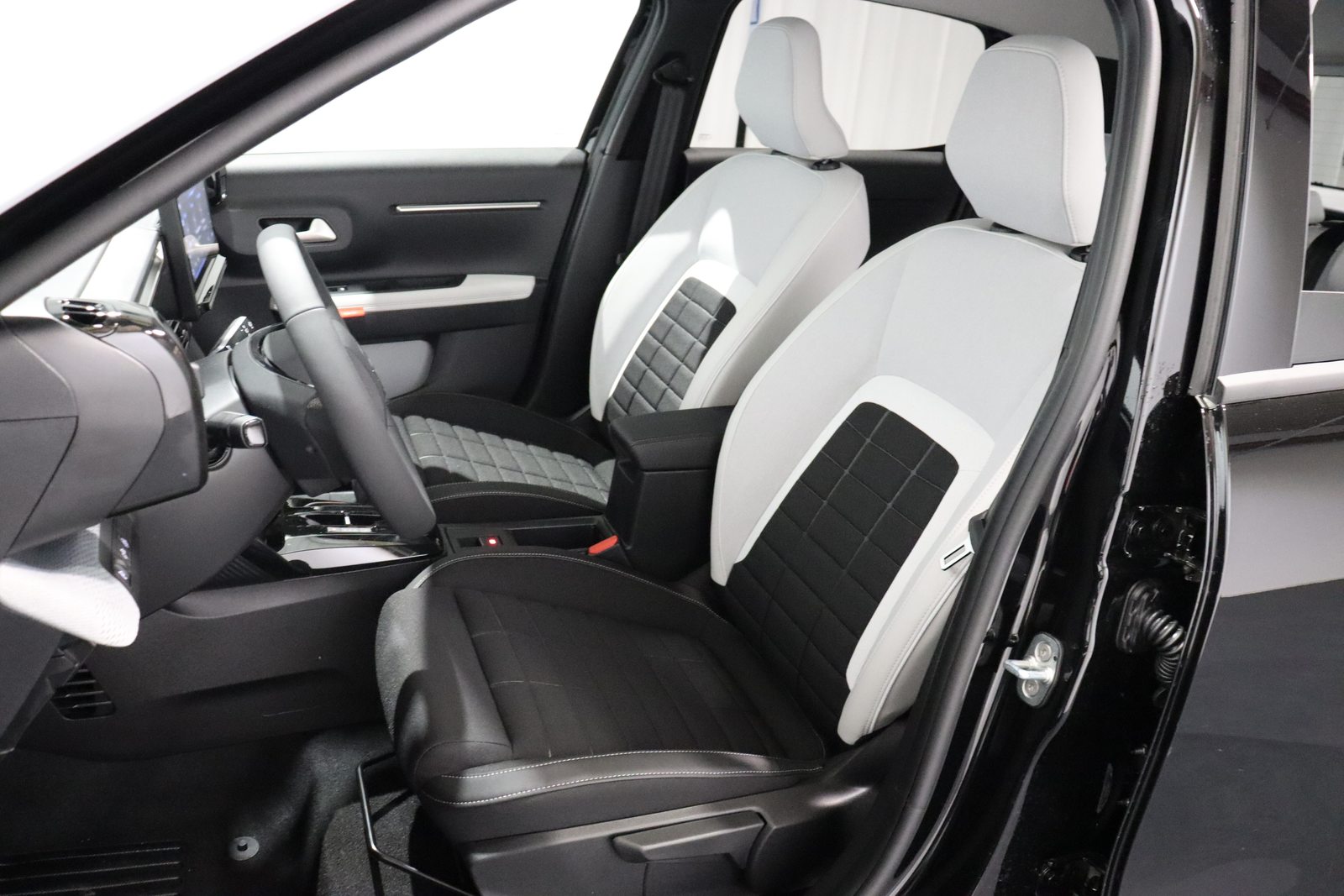 CITROEN C3 1.2 Hybrid Plus, Hybride Léger Essence/Électricité, Voiture nouvelle, Automatique - 4