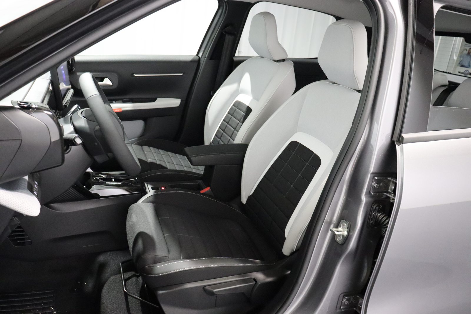 CITROEN C3 1.2 Hybrid Max, Mild-Hybrid Petrol/Electric, New car, Automatic - 4
