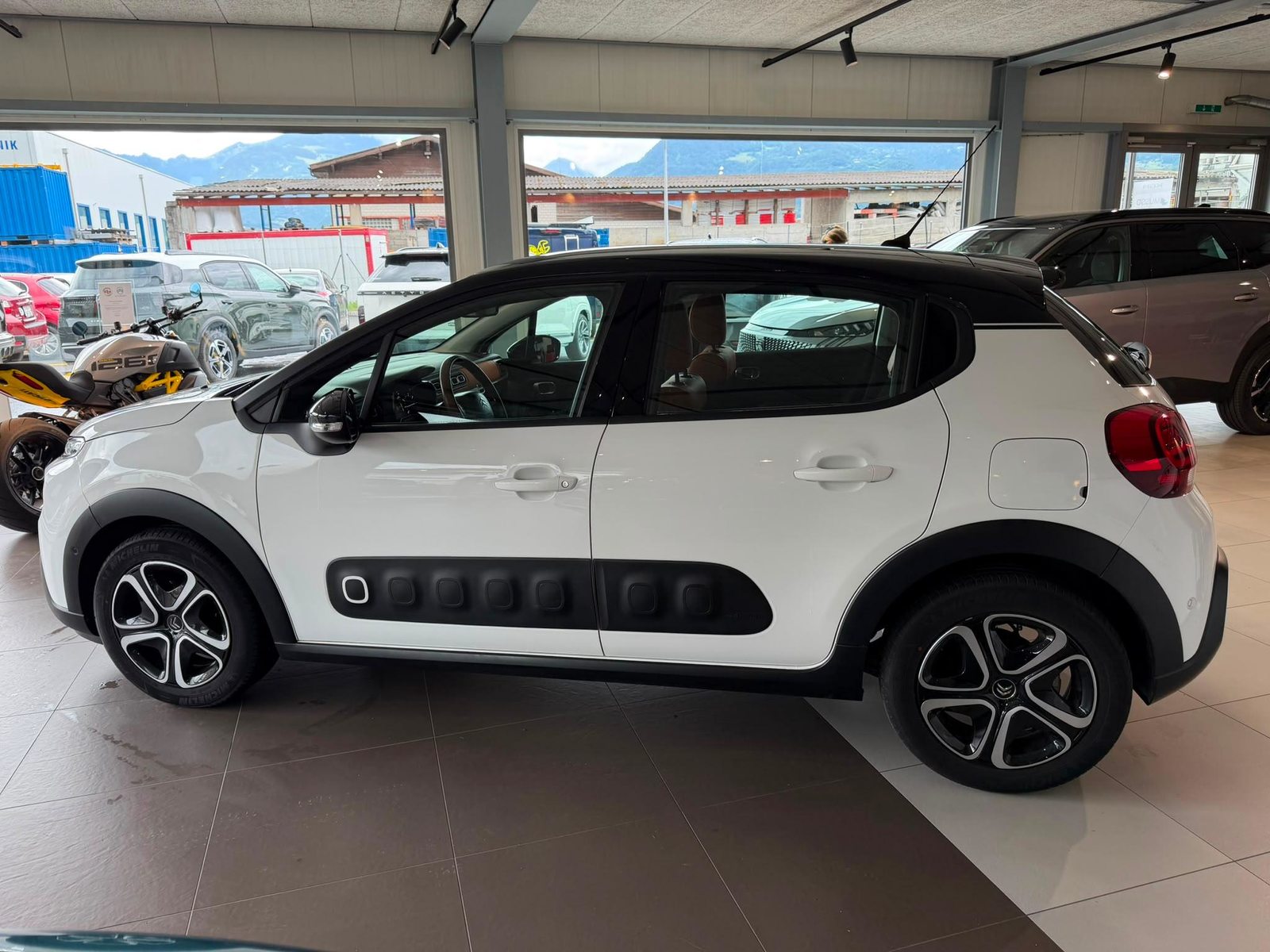 CITROEN C3 1.2 PureTech Shine, Petrol, Second hand / Used, Automatic - 2
