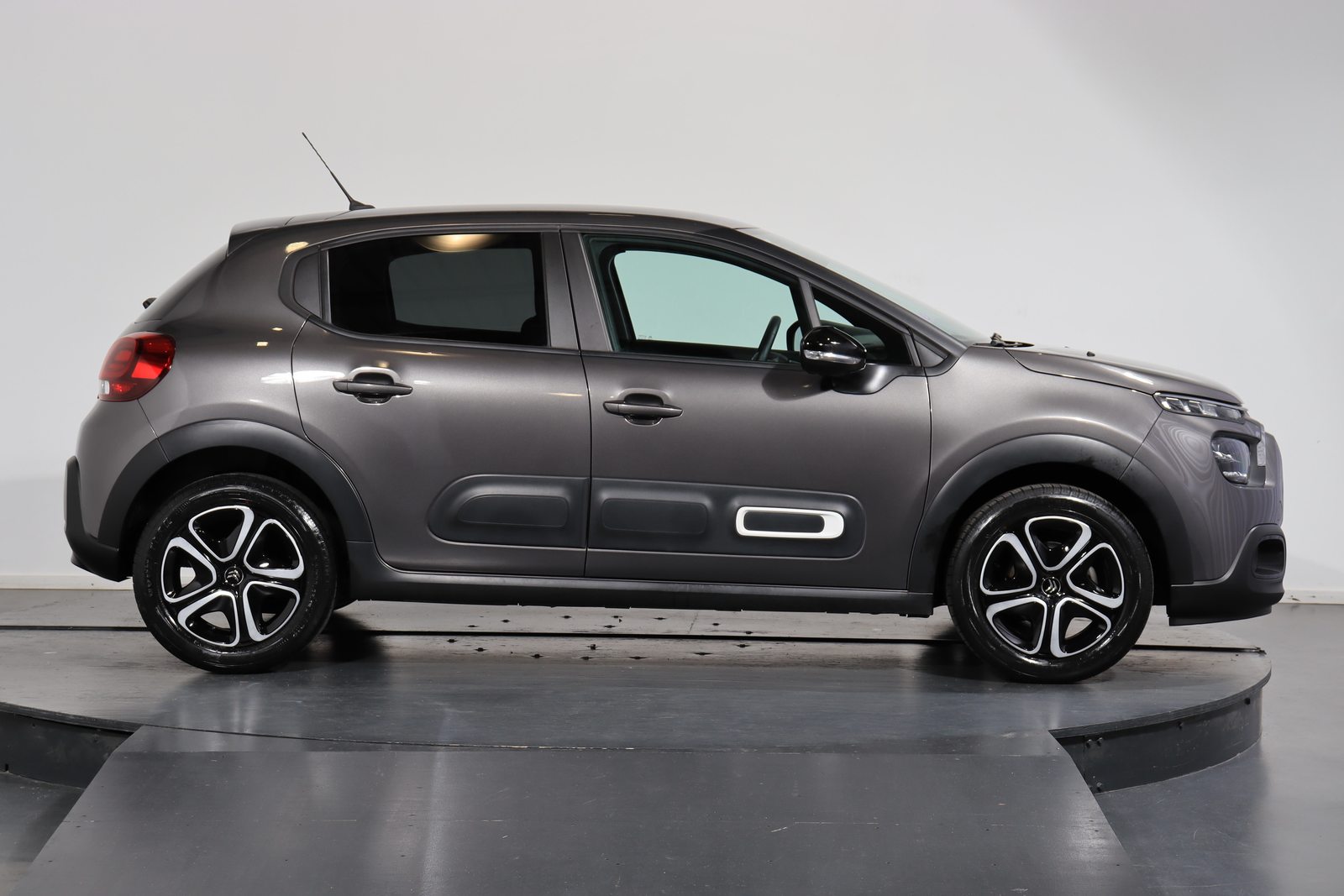CITROEN C3 1.2 PureTech Swiss Edition S/S, Petrol, Second hand / Used, Manual - 2
