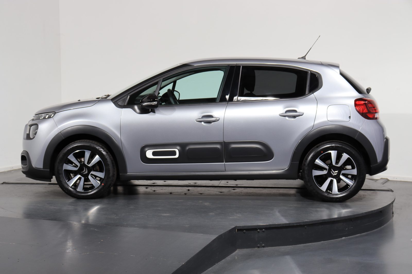 CITROEN C3 1.2 PureTech Swiss Edition+, Petrol, Second hand / Used, Automatic - 2