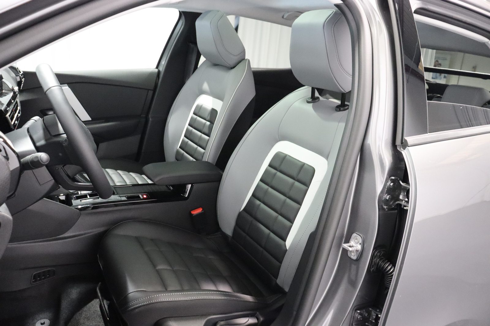 CITROEN C4 1.2 Hybrid Max, Mild-Hybrid Petrol/Electric, New car, Automatic - 4