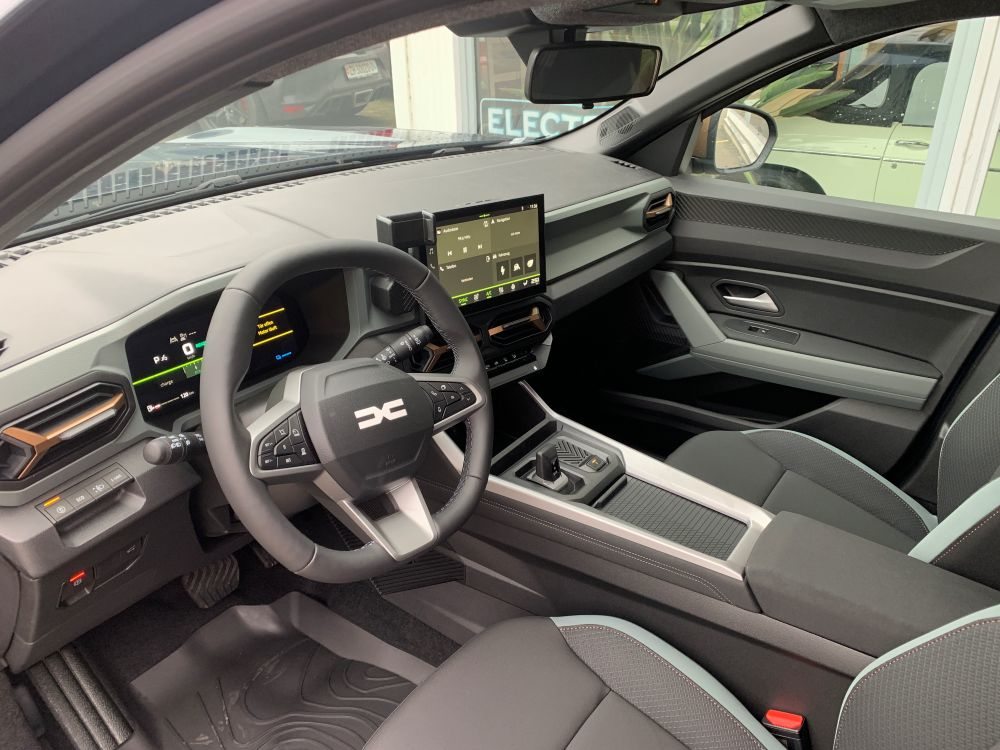 DACIA Bigster 1.8 Hybrid Extreme, Full-Hybrid Petrol/Electric, Ex-demonstrator, Automatic - 3
