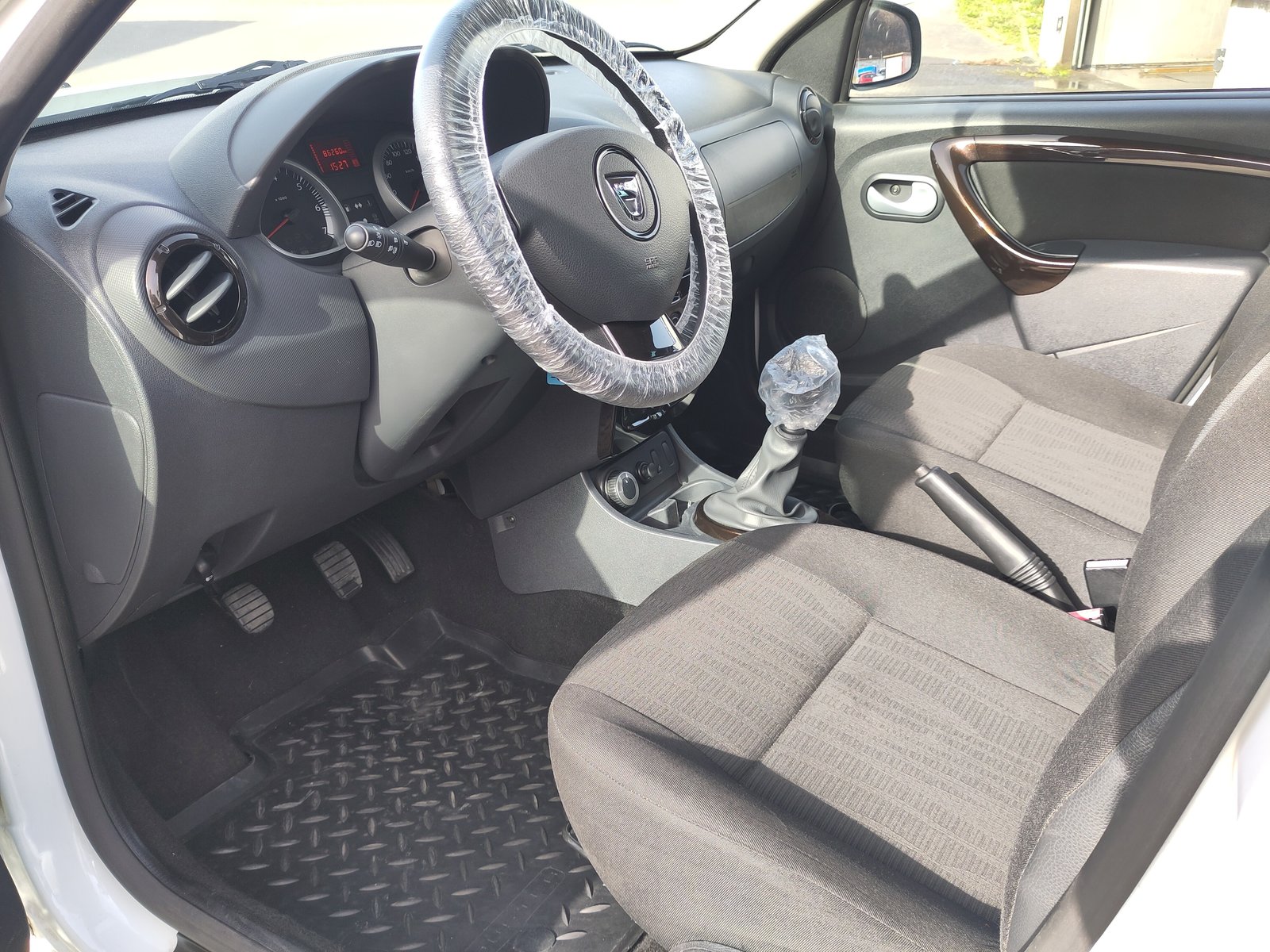 DACIA Duster 1.5 dCi Lauréate 4x4, Diesel, Second hand / Used, Manual - 6
