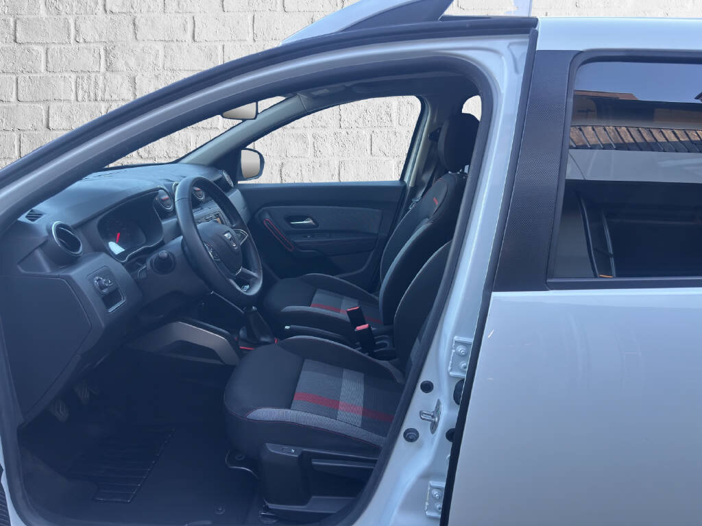 DACIA Duster 1.6 Ultimate 4WD, Benzin, Occasion / Gebraucht, Handschaltung - 6