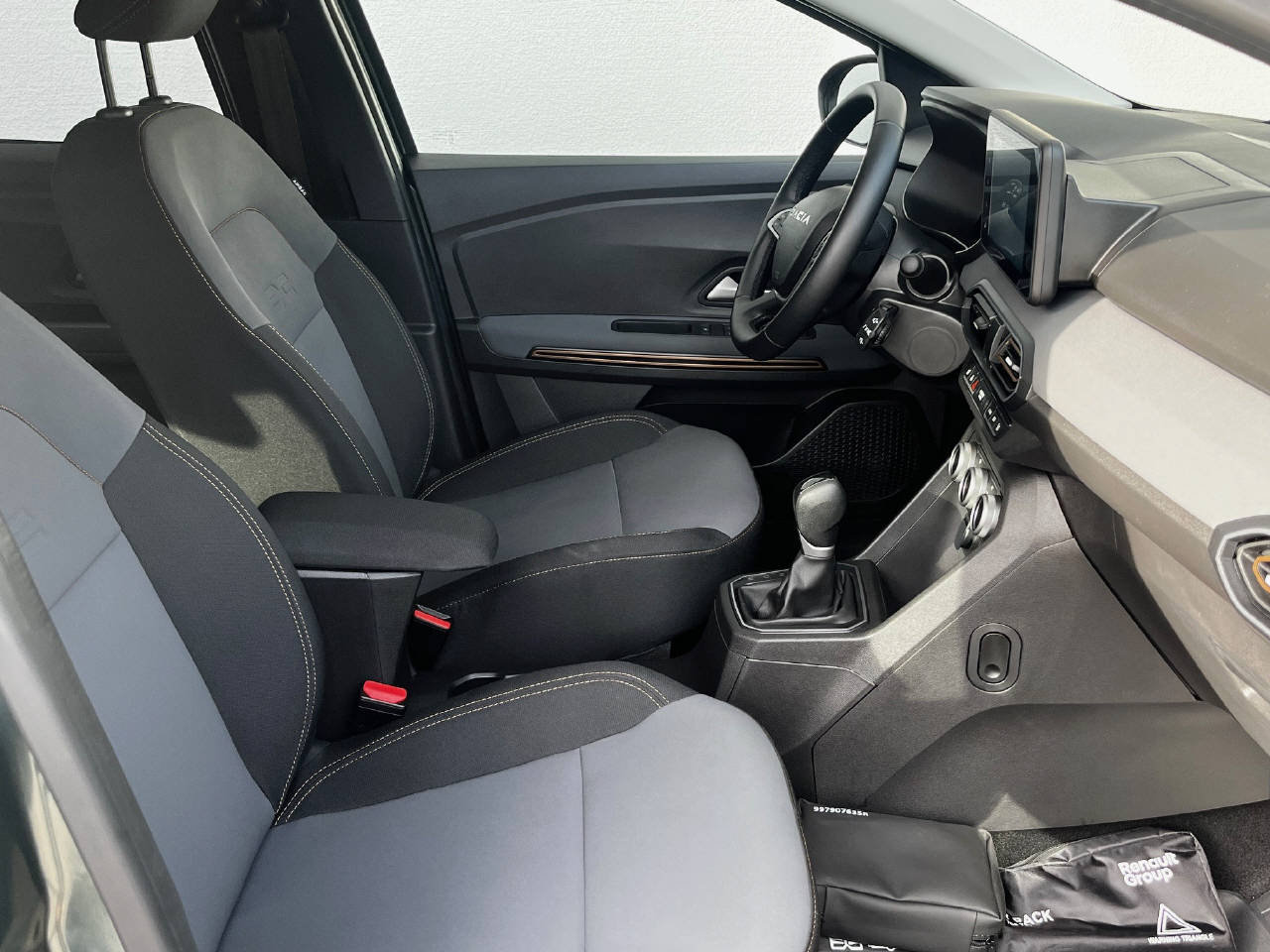 DACIA Jogger 1.6 Hybrid Extreme 7P, Voll-Hybrid Benzin/Elektro, Occasion / Gebraucht, Automatik - 5