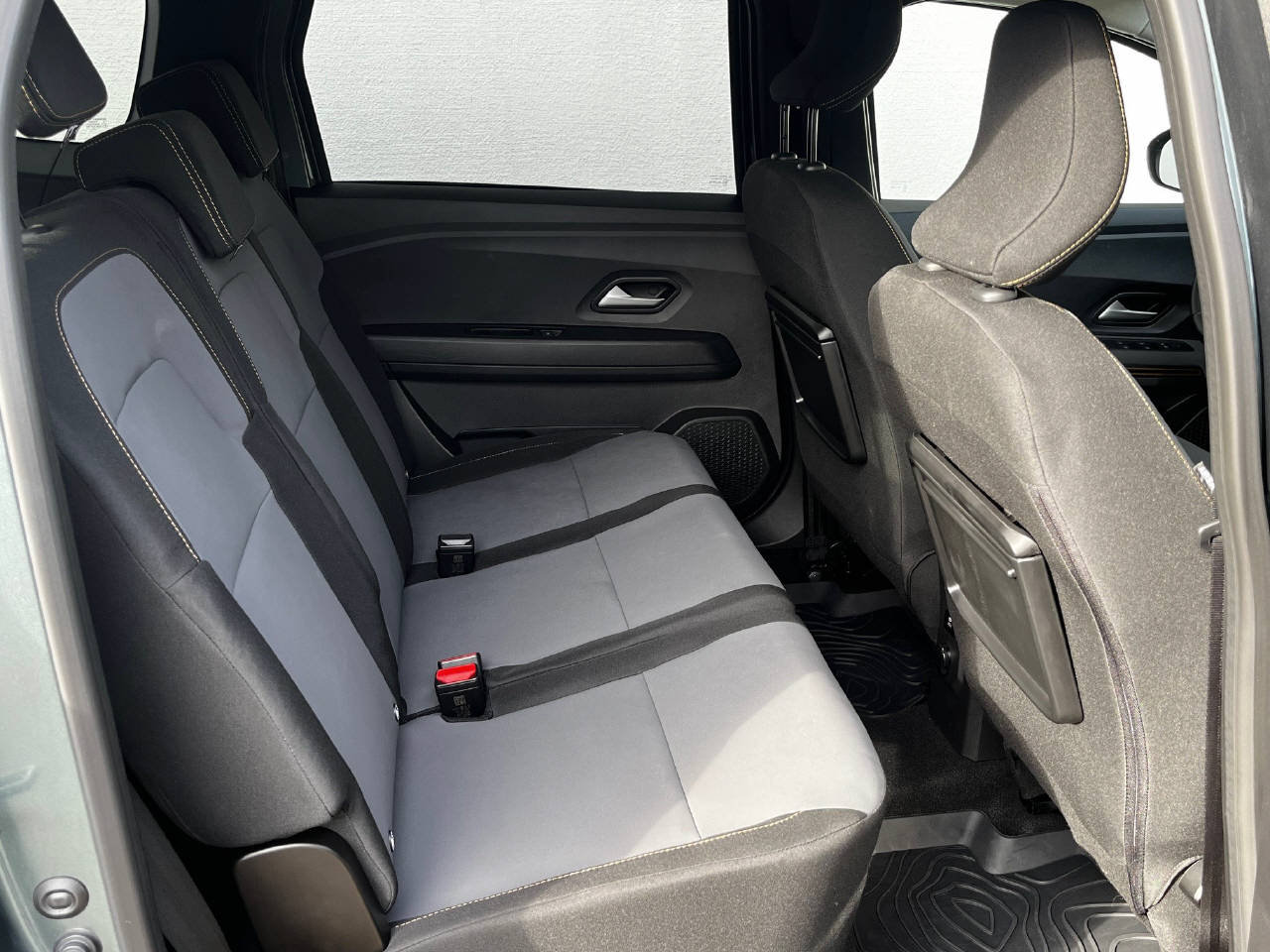 DACIA Jogger 1.6 Hybrid Extreme 7P, Voll-Hybrid Benzin/Elektro, Occasion / Gebraucht, Automatik - 6