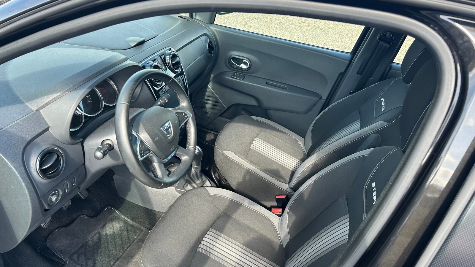 DACIA Lodgy 1.2 T Stepway 7PL, Benzin, Occasion / Gebraucht, Handschaltung - 2