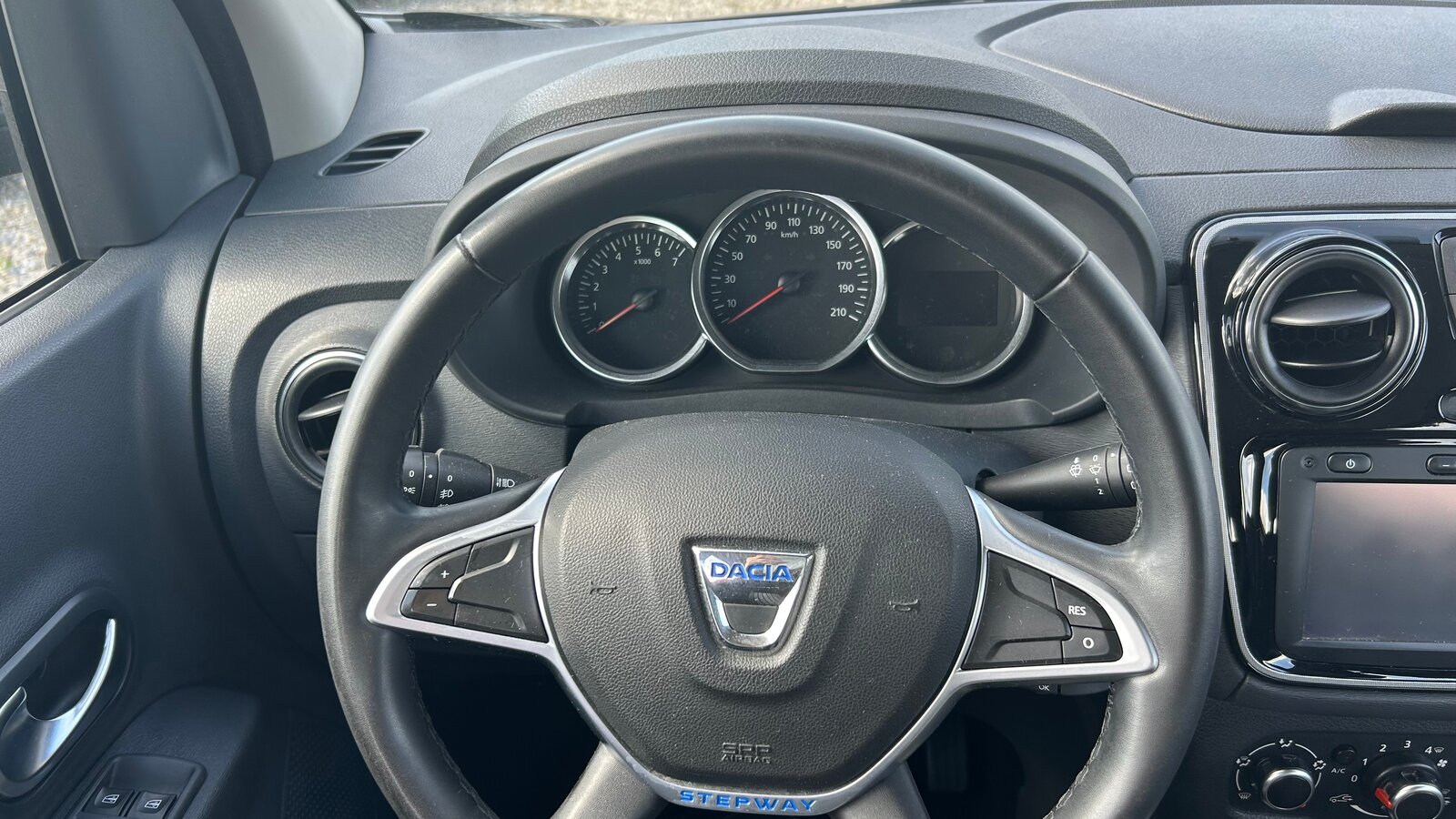 DACIA Lodgy 1.2 T Stepway 7PL, Benzin, Occasion / Gebraucht, Handschaltung - 3