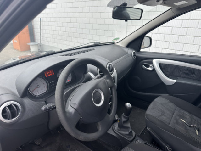 DACIA Logan 1.6 16V Lauréate, Petrol, Second hand / Used, Manual