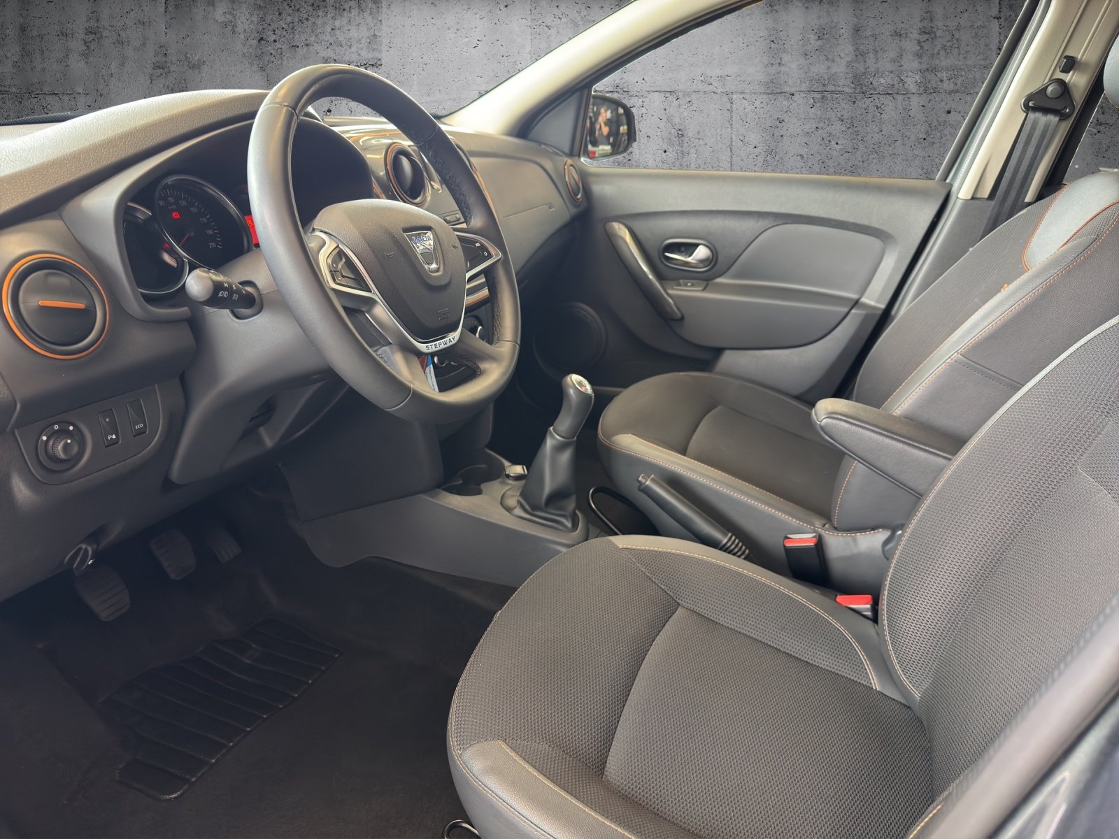 DACIA Logan MCV 0.9 Stepway Unlimited, Petrol, Second hand / Used, Manual - 2