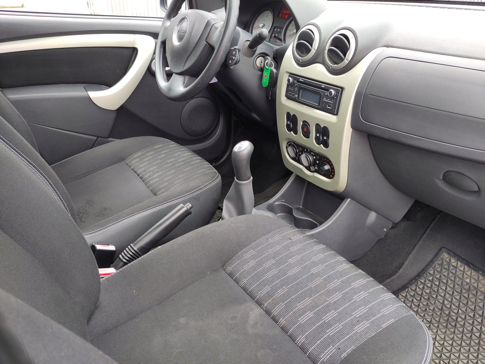 DACIA Sandero 1.6 Lauréate, Essence, Occasion / Utilisé, Manuelle - 7