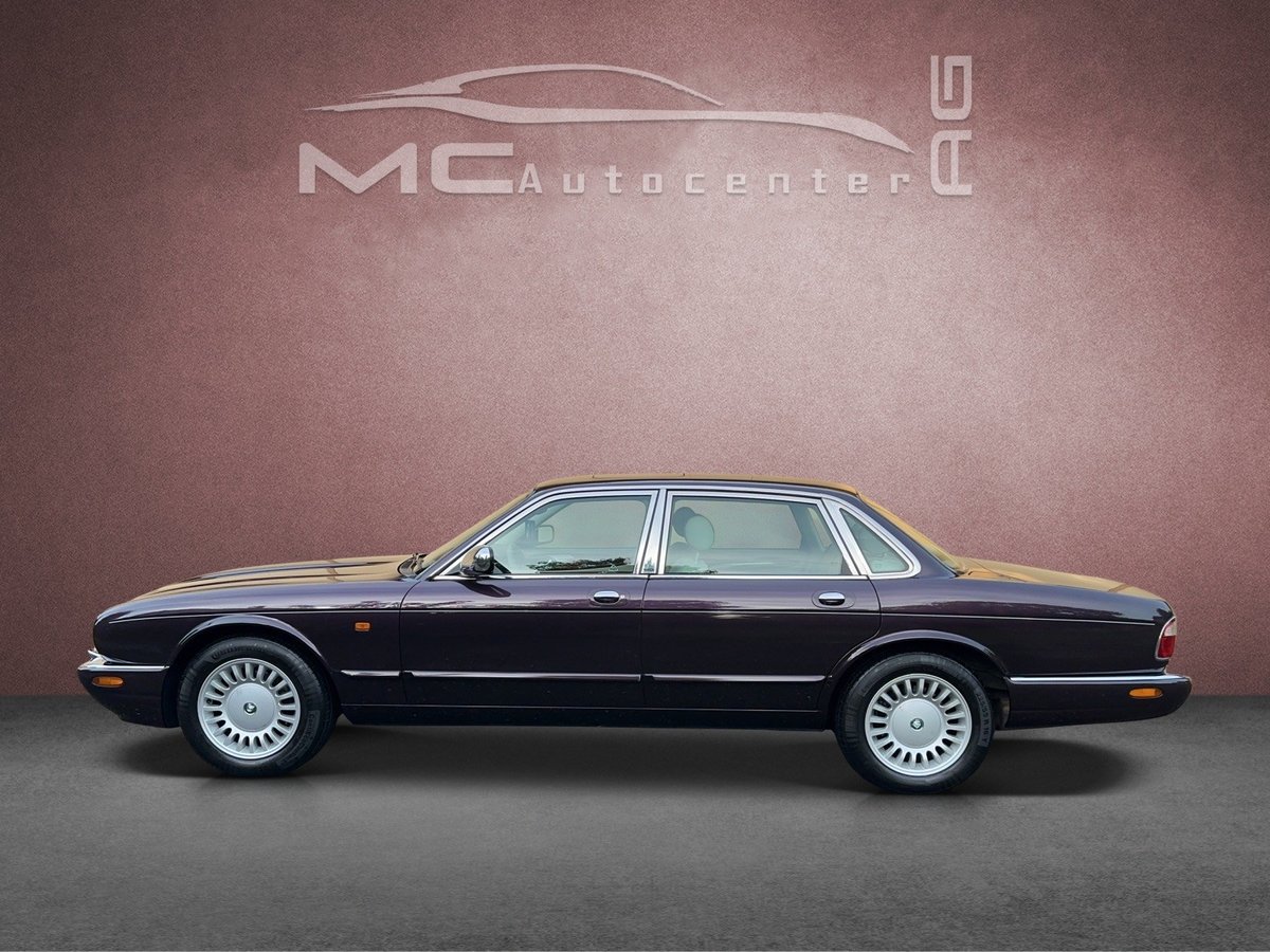 DAIMLER V8 4.0 284 PS, Petrol, Second hand / Used, Automatic - 2