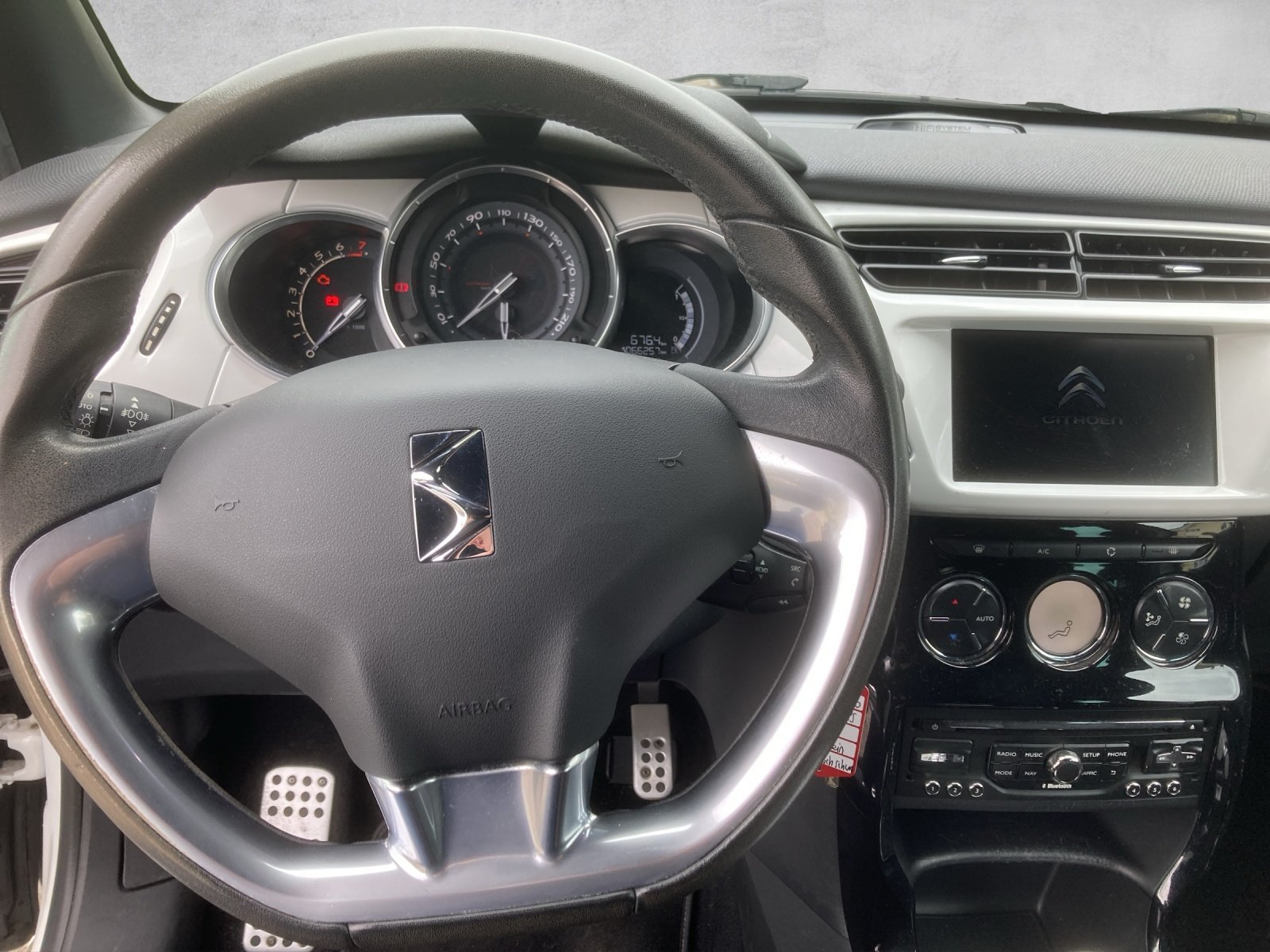 DS AUTOMOBILES DS3 Cabrio 1.6 VTi SO Chic, Petrol, Second hand / Used, Manual - 5