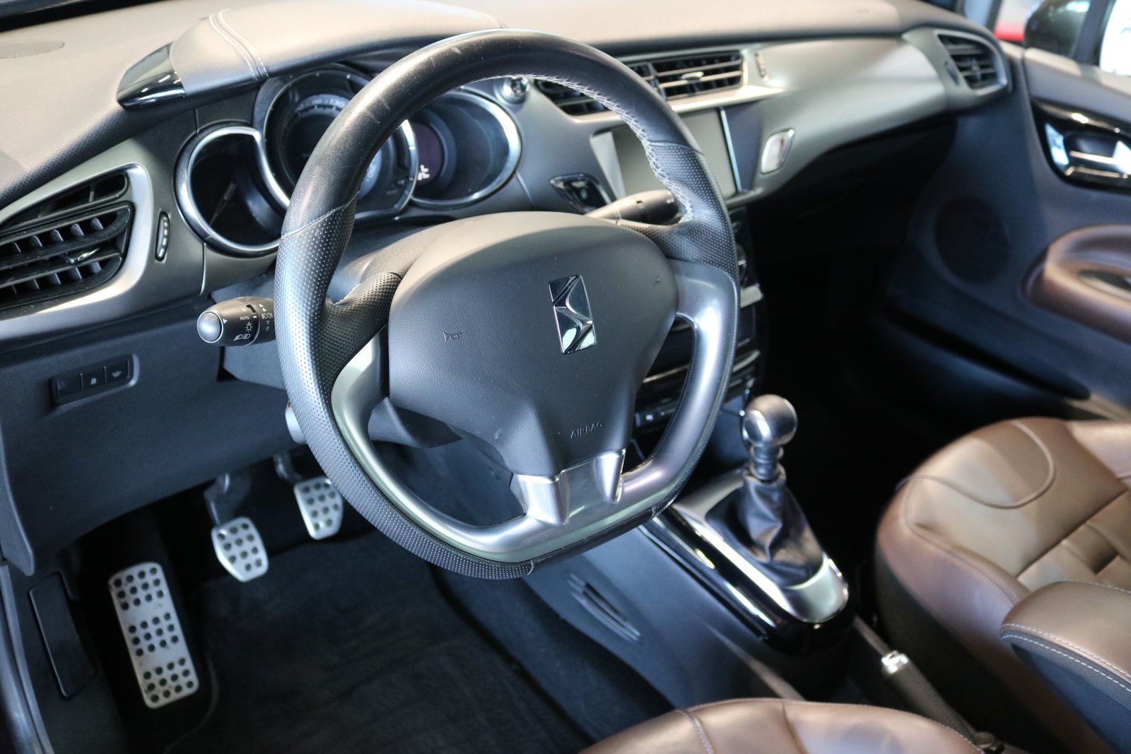 DS AUTOMOBILES DS 3 Cabrio 1.6 THP Sport Chic Plus, Benzin, Occasion / Gebraucht, Handschaltung - 2
