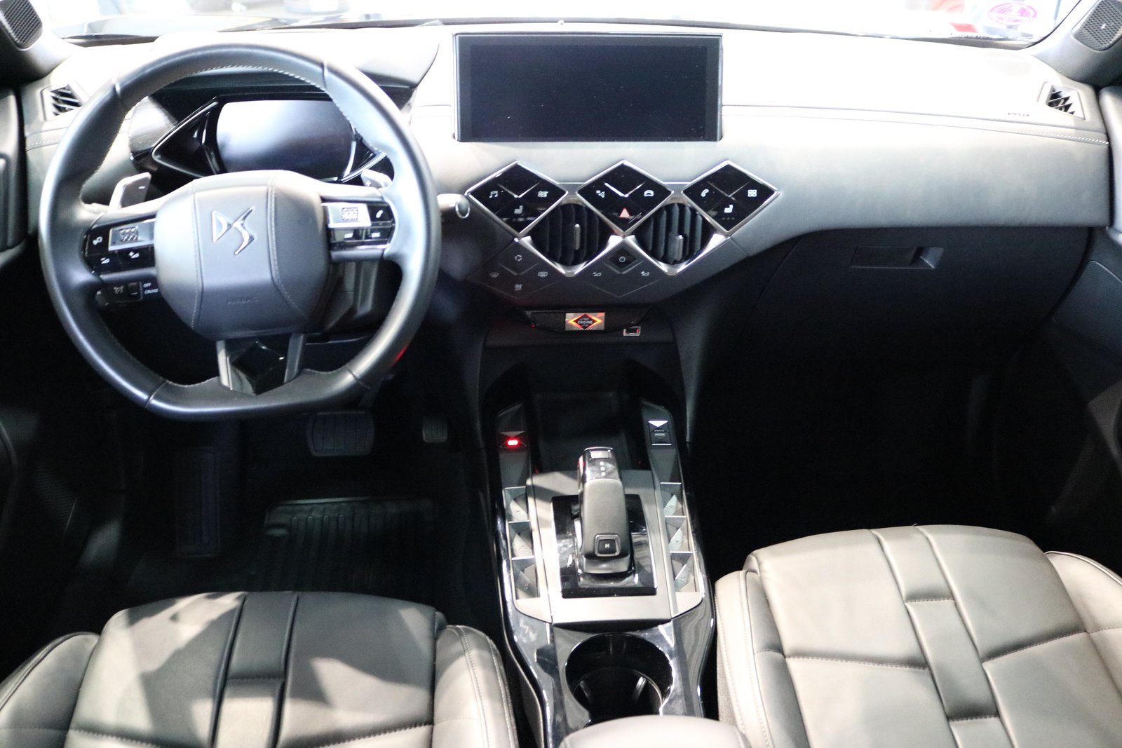 DS AUTOMOBILES DS 3 Crossback 1.2 PureTech SO Chic EAT8, Petrol, Second hand / Used, Automatic - 4