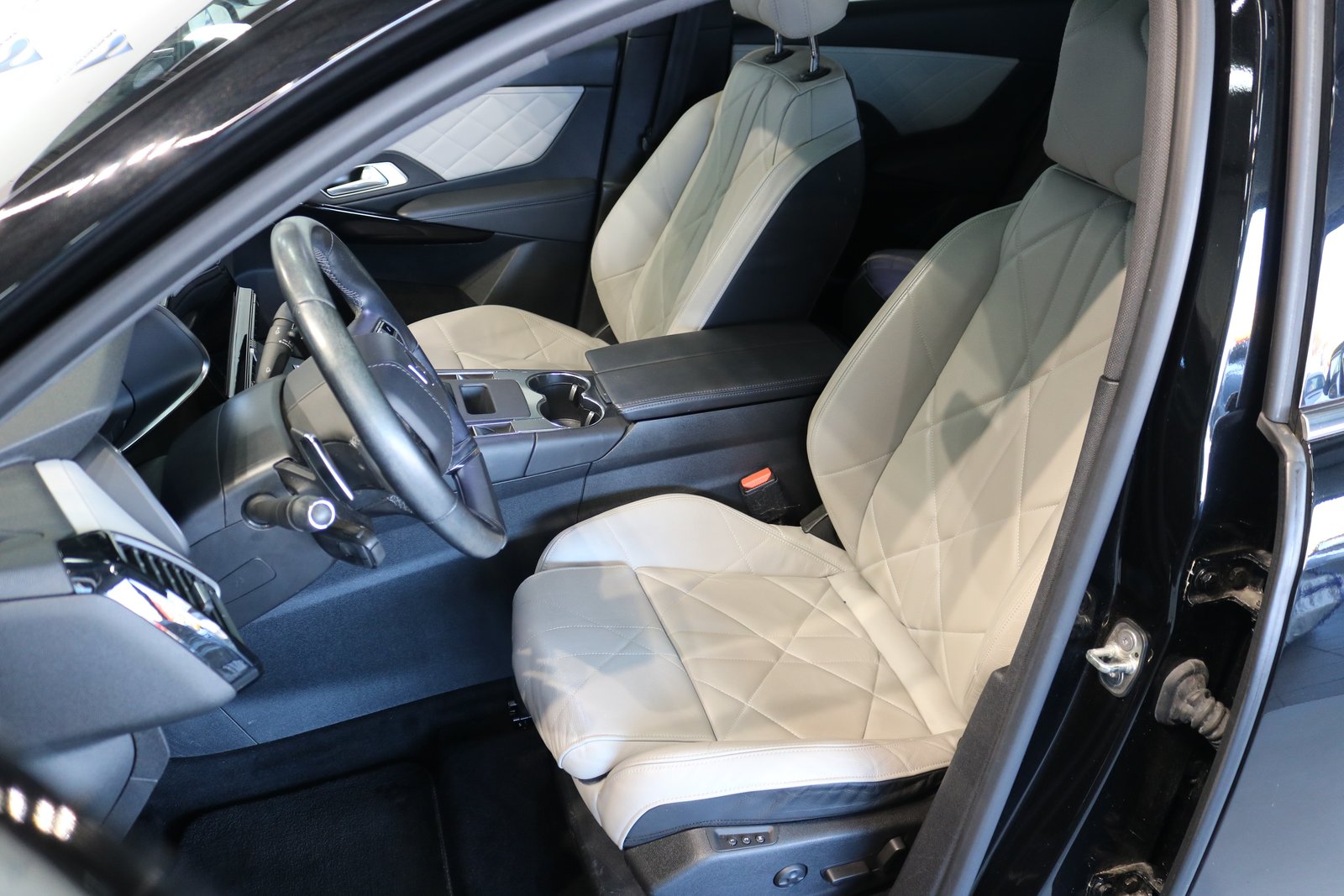 DS AUTOMOBILES DS 7 Crossback E-Tense 300 4x4 RIVOLI, Hybride Rechargeable Essence/Électricité, Occasion / Utilisé, Automatique - 2