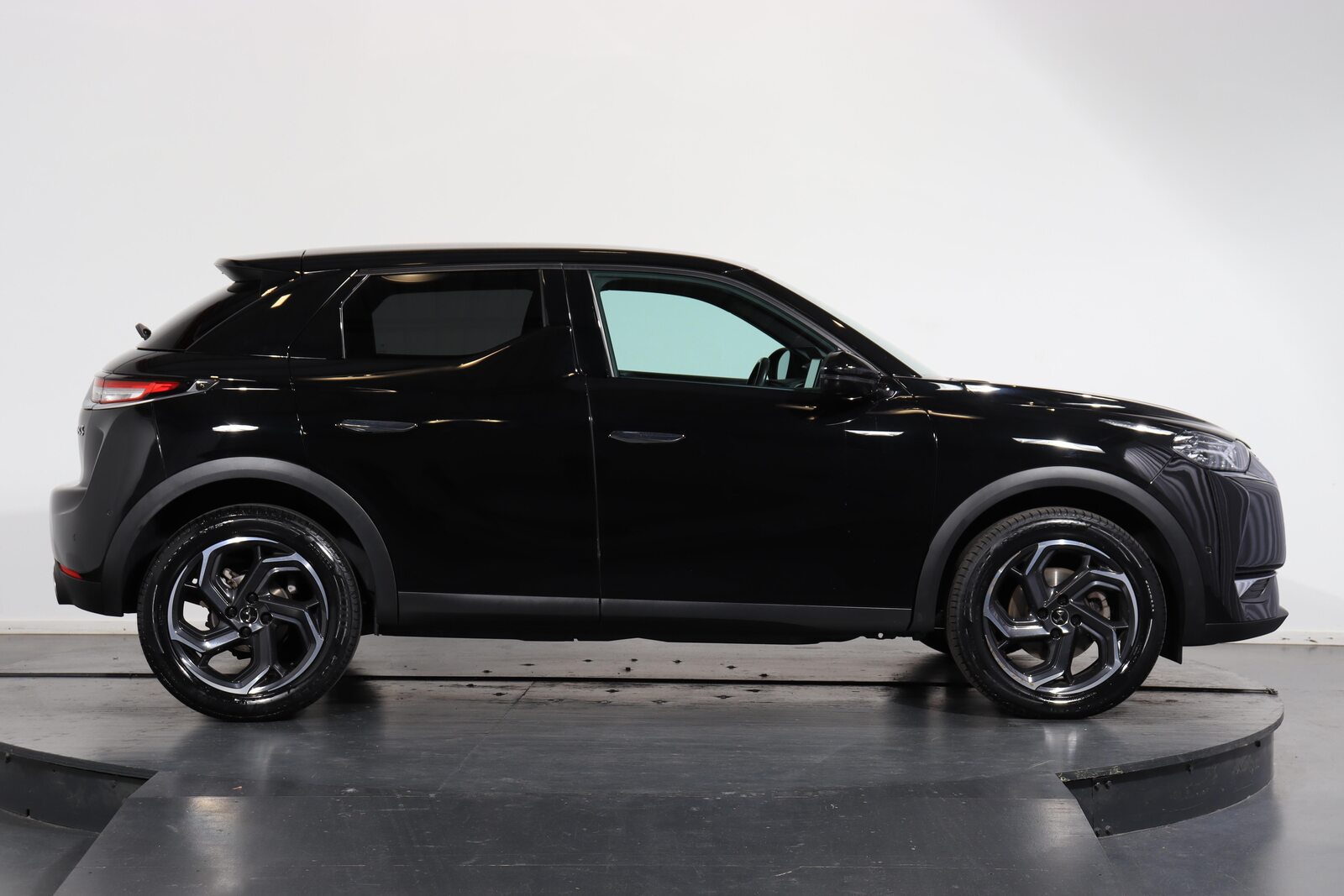 DS 3 Crossback 1.2 PureTech 155 So Chic, Benzin, Occasion / Gebraucht, Automatik - 2
