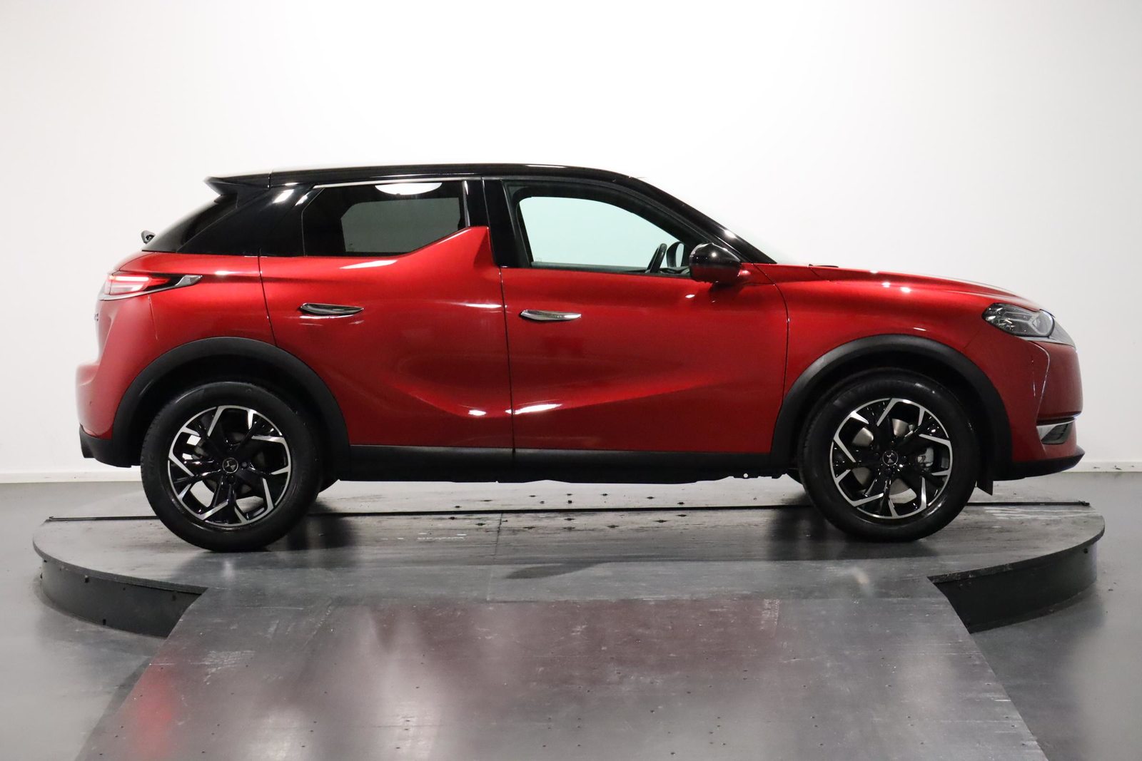 DS 3 Crossback 1.2 PureTech 155 So Chic, Benzin, Occasion / Gebraucht, Automatik - 2