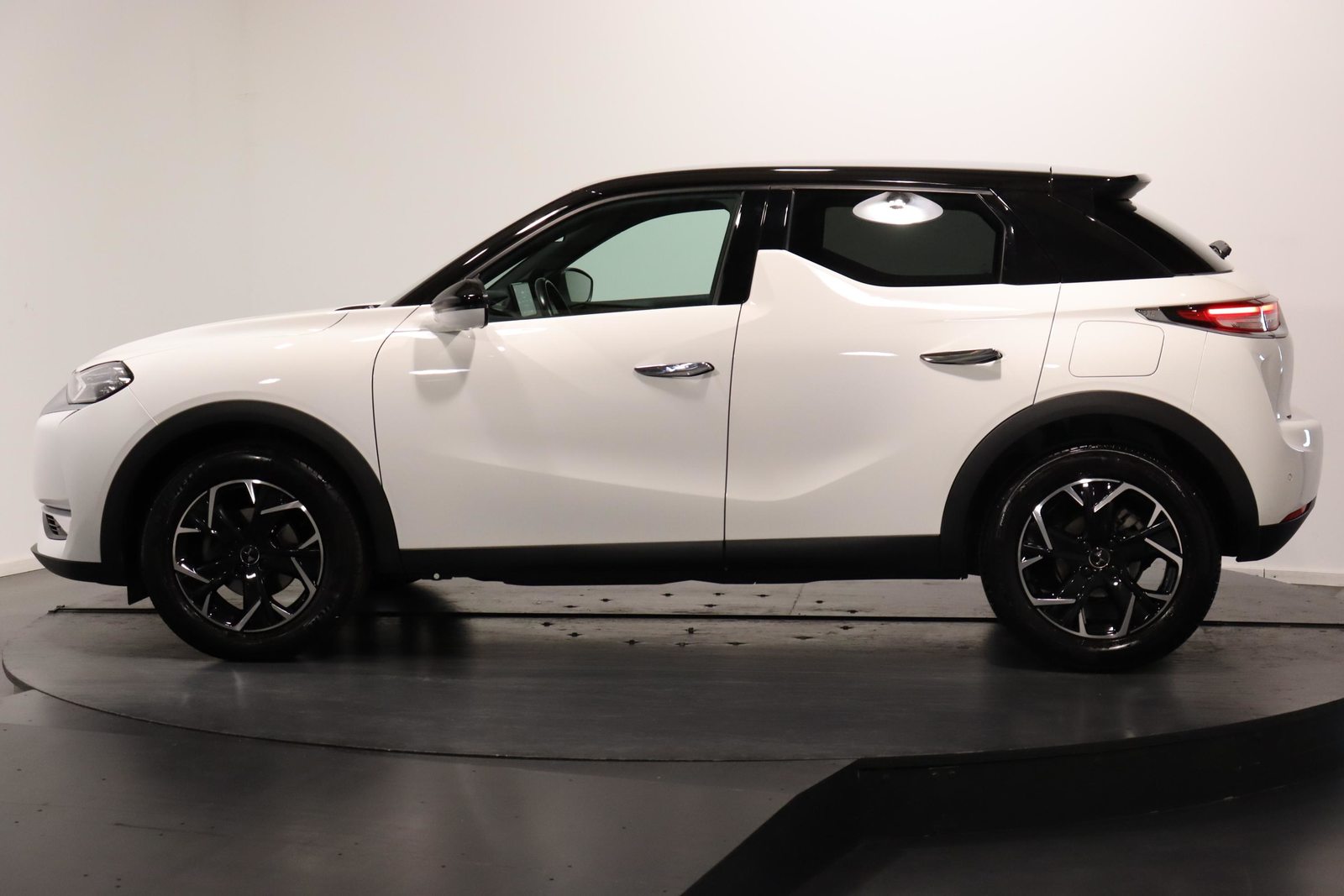 DS 3 Crossback 1.2 PureTech 130 So Chic, Benzin, Occasion / Gebraucht, Automatik - 2