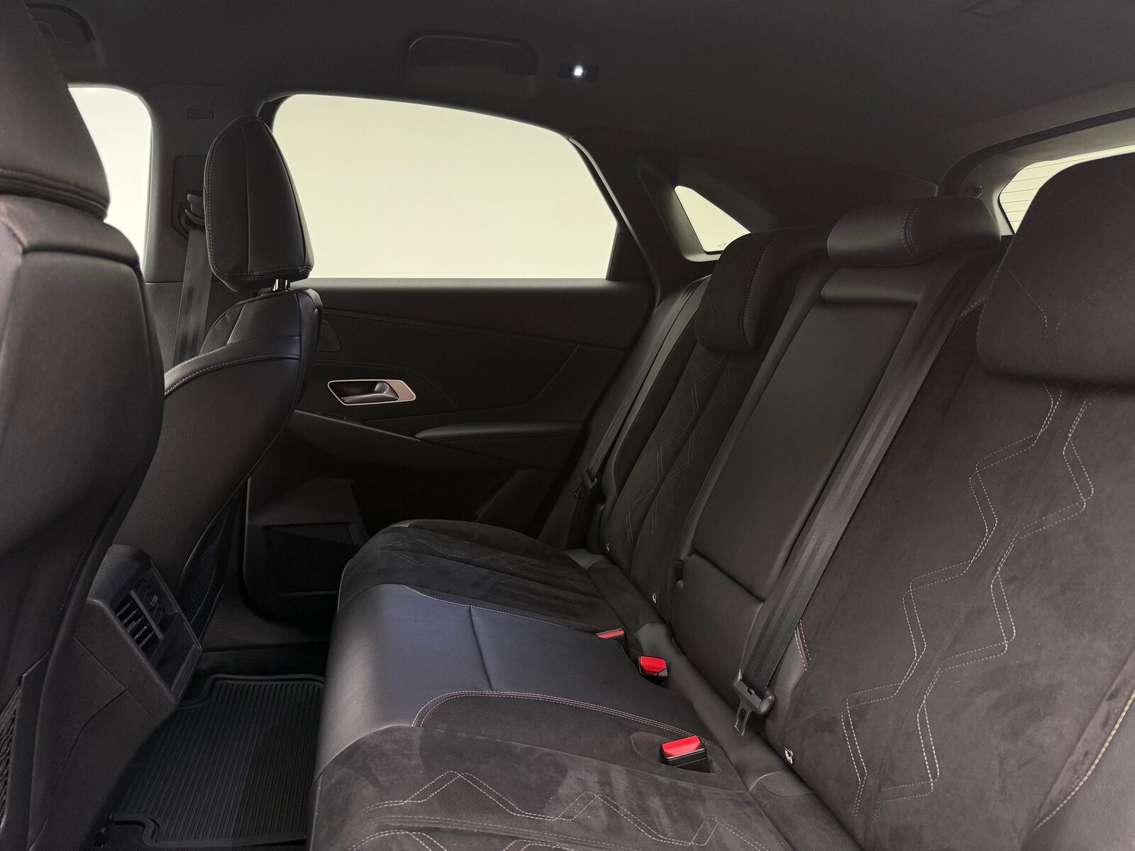 DS 7 1.6 E-Tense Ligne Noire 4x4, Plug-in-Hybrid Benzin/Elektro, Occasion / Gebraucht, Automatik - 7