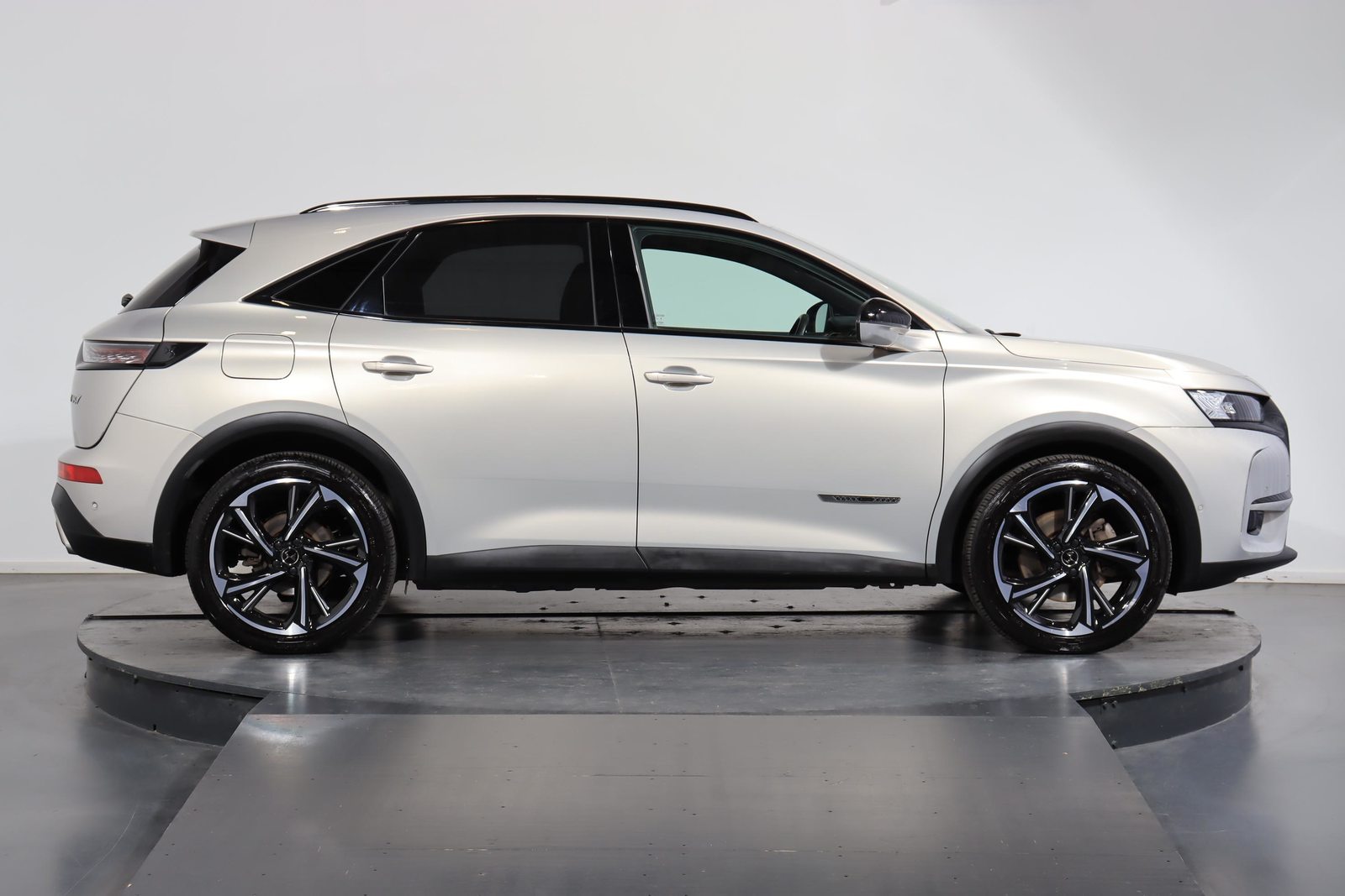 DS 7 Crossback 1.6 E-Tense Louvre 4x4, Plug-in-Hybrid Benzin/Elektro, Occasion / Gebraucht, Automatik - 2