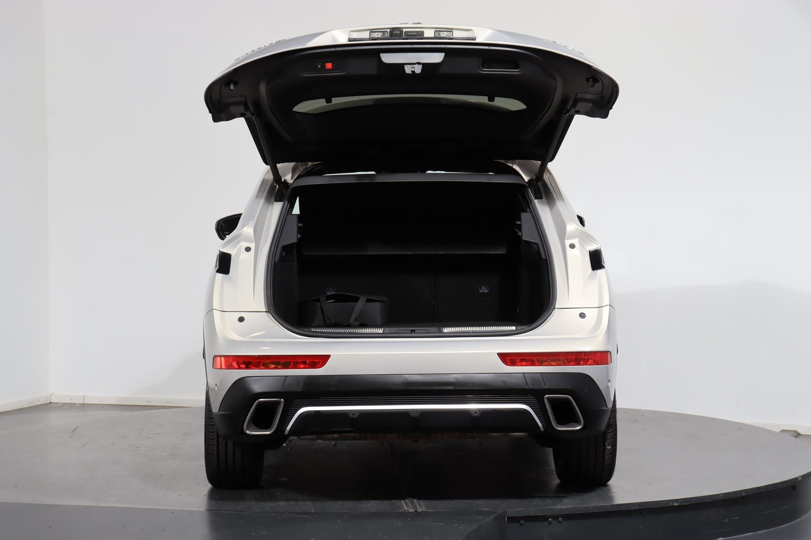 DS 7 Crossback 1.6 E-Tense Louvre 4x4, Plug-in-Hybrid Benzin/Elektro, Occasion / Gebraucht, Automatik - 4