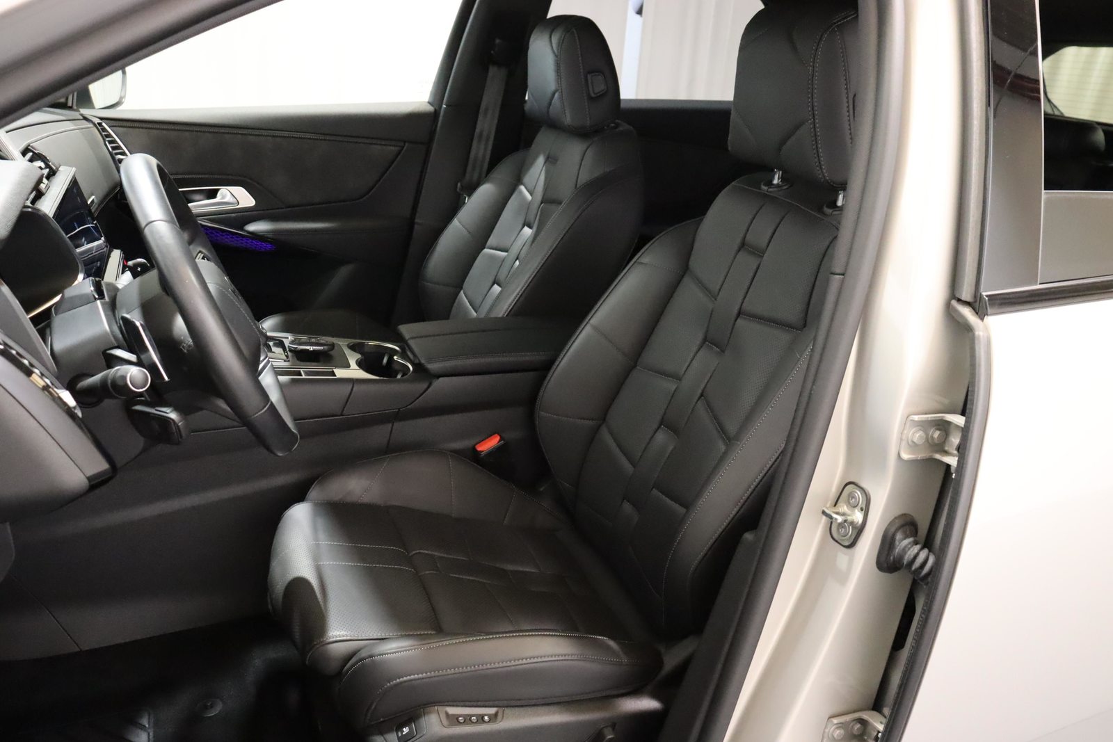 DS 7 Crossback 1.6 E-Tense Louvre 4x4, Plug-in-Hybrid Benzin/Elektro, Occasion / Gebraucht, Automatik - 5
