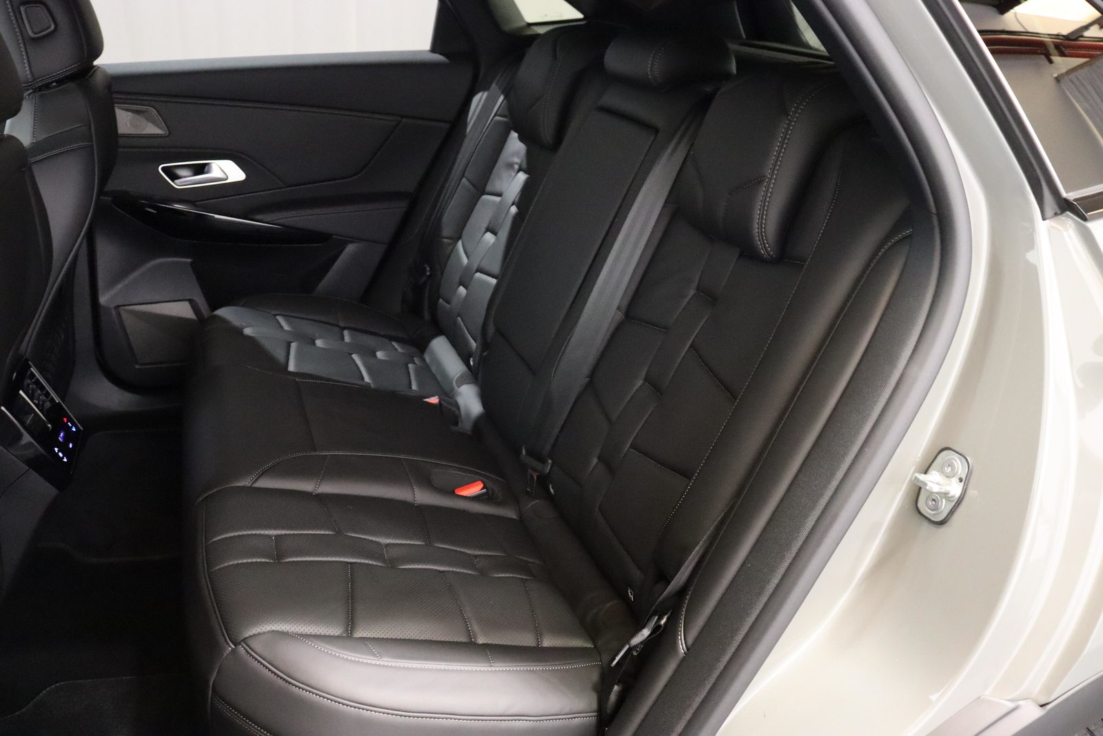 DS 7 1.6 E-Tense Opéra 4x4, Plug-in-Hybrid Benzin/Elektro, Occasion / Gebraucht, Automatik - 5