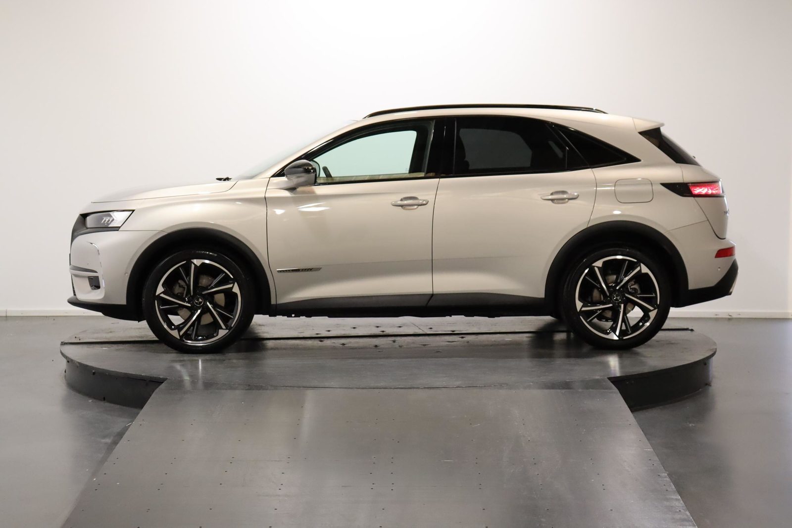 DS 7 Crossback 1.6 E-Tense Louvre 4x4, Plug-in-Hybrid Benzin/Elektro, Occasion / Gebraucht, Automatik - 2