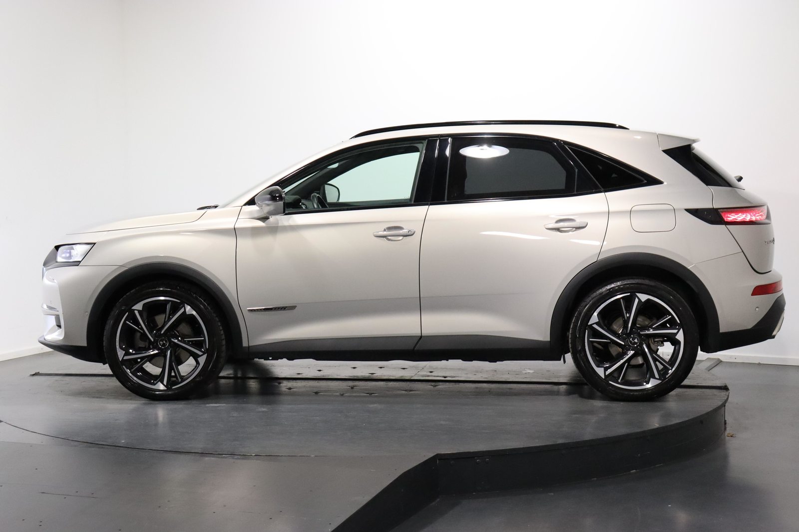 DS 7 Crossback 1.6 E-Tense Louvre 4x4, Plug-in-Hybrid Benzin/Elektro, Occasion / Gebraucht, Automatik - 2