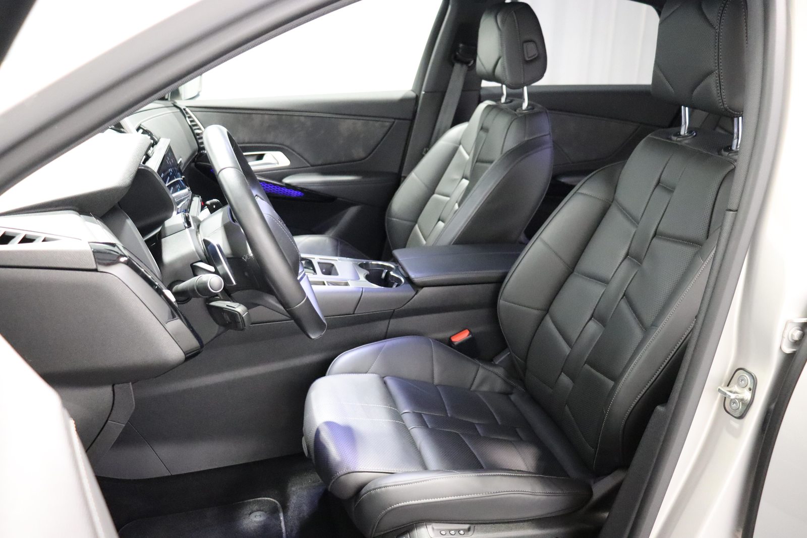 DS 7 Crossback 1.6 E-Tense Louvre 4x4, Plug-in-Hybrid Benzin/Elektro, Occasion / Gebraucht, Automatik - 5
