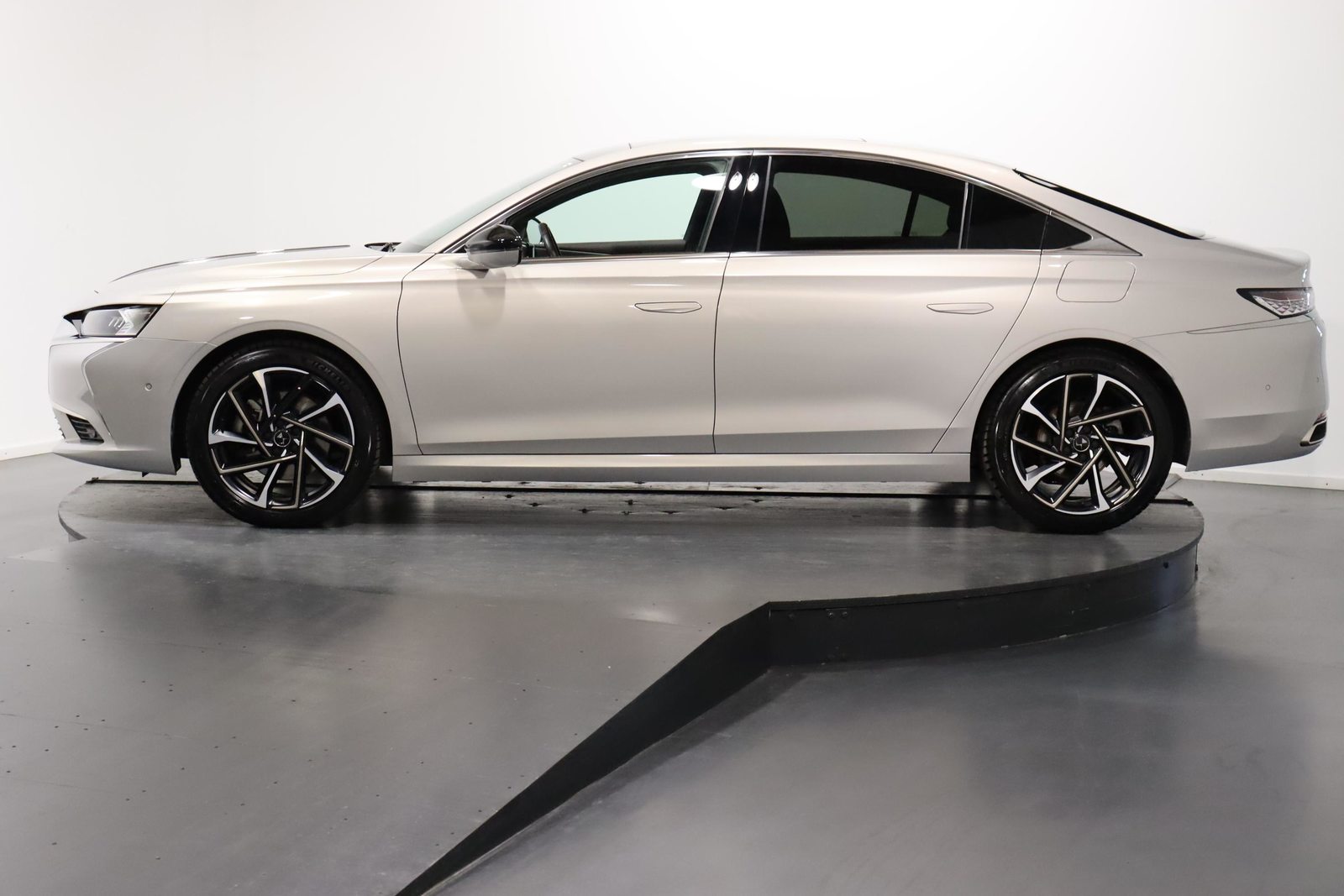 DS 9 1.6 E-Tense Rivoli+, Plug-in-Hybrid Benzin/Elektro, Occasion / Gebraucht, Automatik - 2