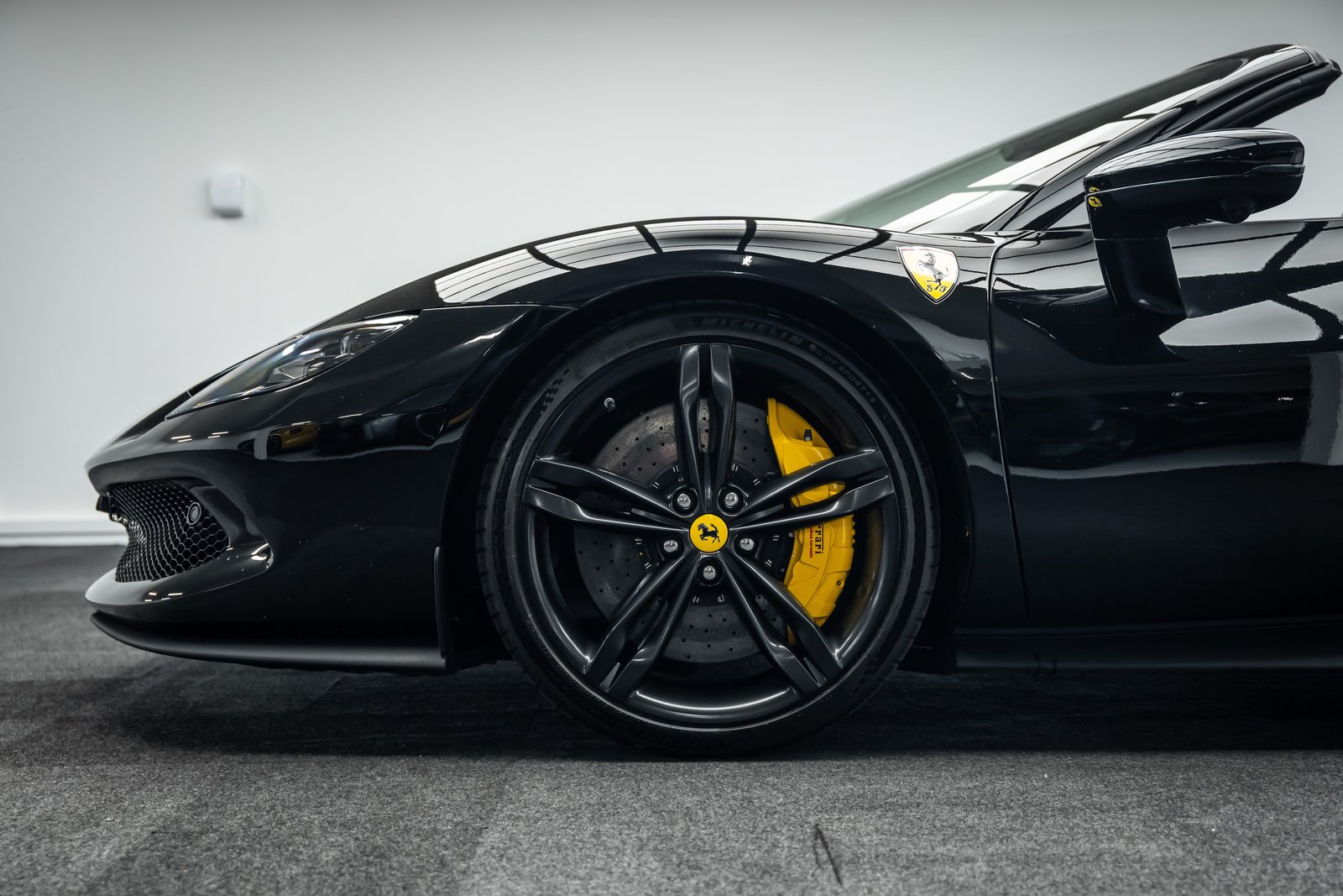 FERRARI * 296 GTS * SCHWARZ/SCHWARZ * PPF GANZES AUTO * LEAS, Plug-in-Hybrid Benzina/Elettrica, Occasioni / Usate, Automatico - 2
